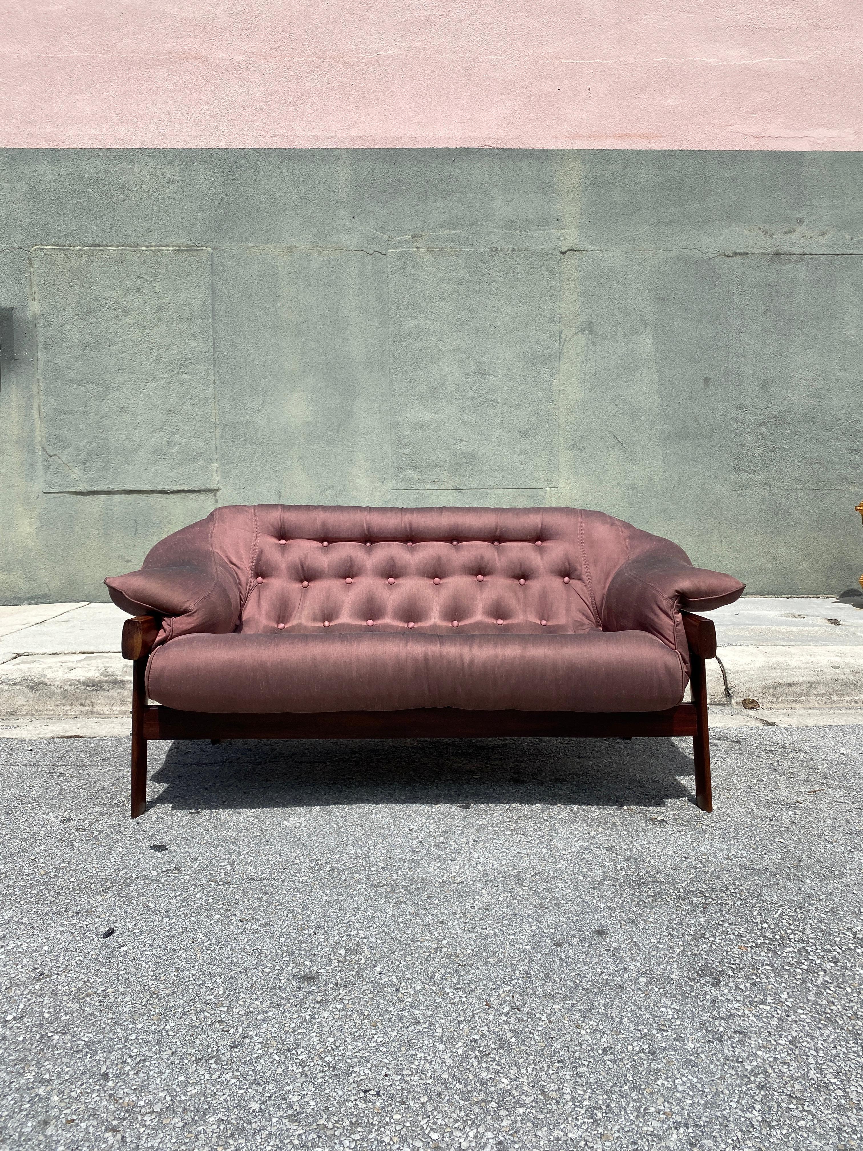 Mid-Century-Sofa, entworfen von Percival Lafer, dem berühmten brasilianischen Designer der 1960er Jahre, aus Palisanderholz und auberginefarbenem Seiden-Baumwollstoff.
Stabiler Rahmen mit neuwertigen Lederriemen, kleine Kratzer am Holz und Stoff im