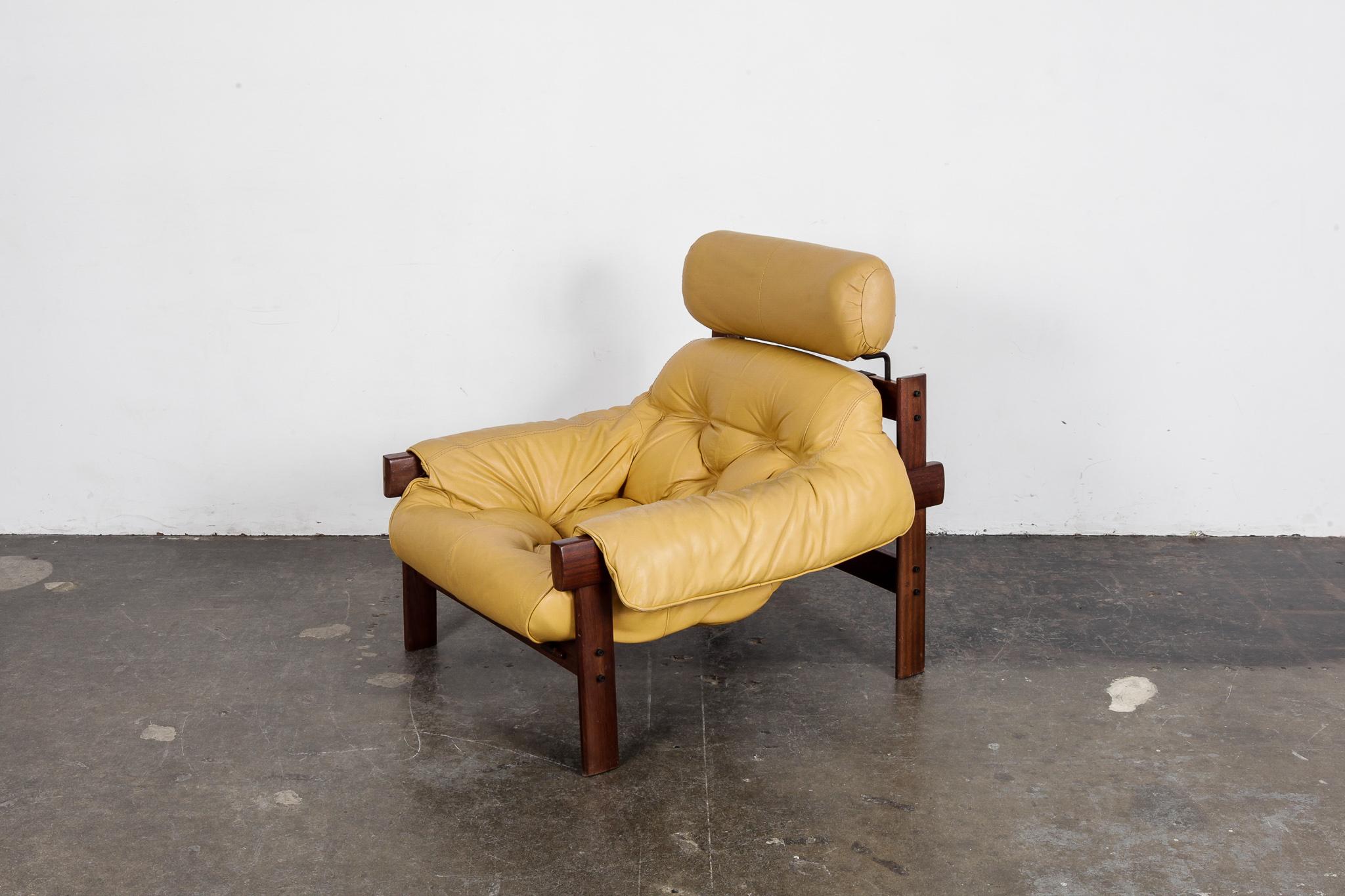 Percival Lafer lounge chair in original tufted leather with head rest and solid Pau Ferro wood frame, in excellent condition, Brazil, 1960s. Model MP-41, produced by Lafer MP.