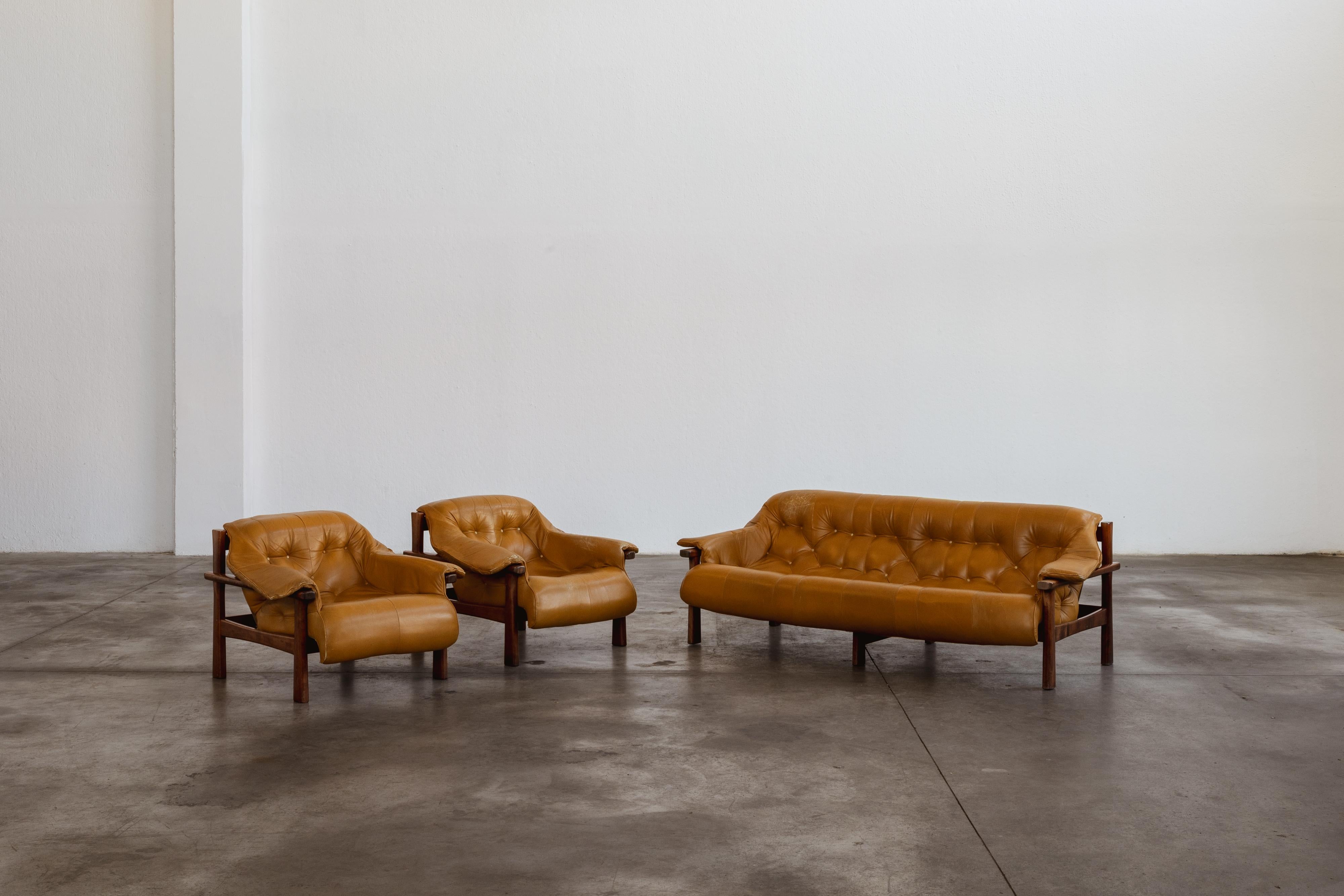 Percival Lafer “MP-41” living room set for Lafer MP, wood and cognac leather, Brazil, 1972, set of 3

The “MP-41” living room set by Percival Lafer, composed of a sofa and two armchairs, embraces fluidity with a structure that appears weightless