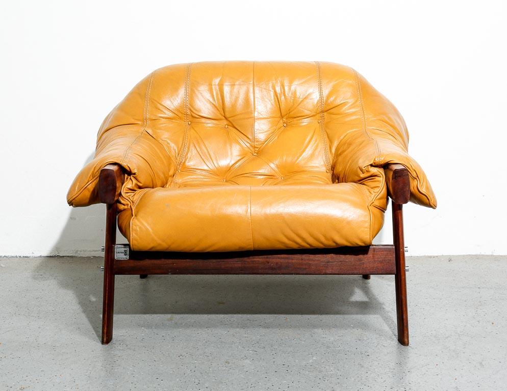 Vintage lounge chair by Percival Lafer for Móveis Lafer, Brazil. Tufted mustard tone leather upholstery on a rosewood frame with stainless steel hardware. Signed by the manufacturer. Measure: 13