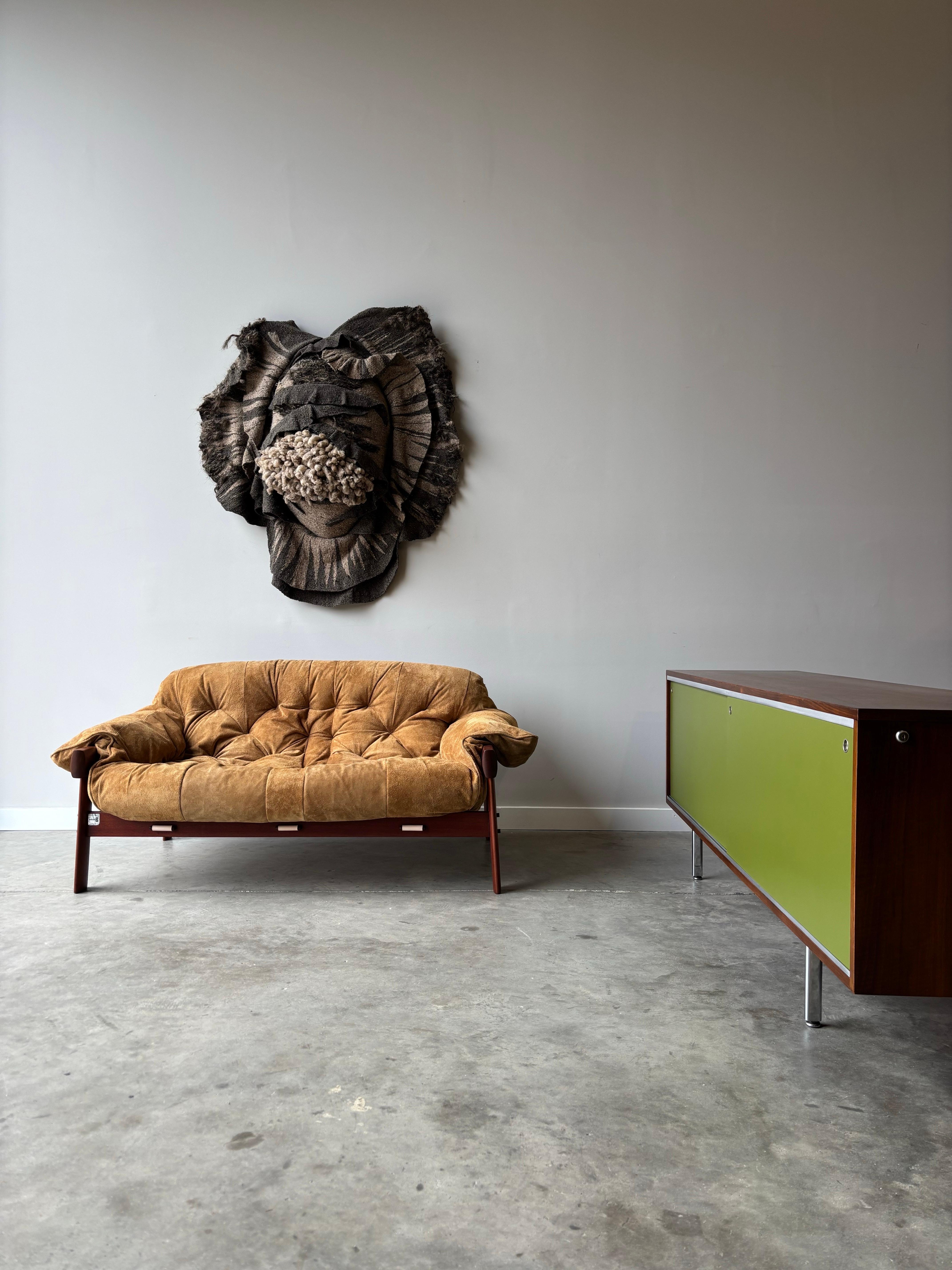 Percival Lafer MP-41 Loveseat en daim en vente 5