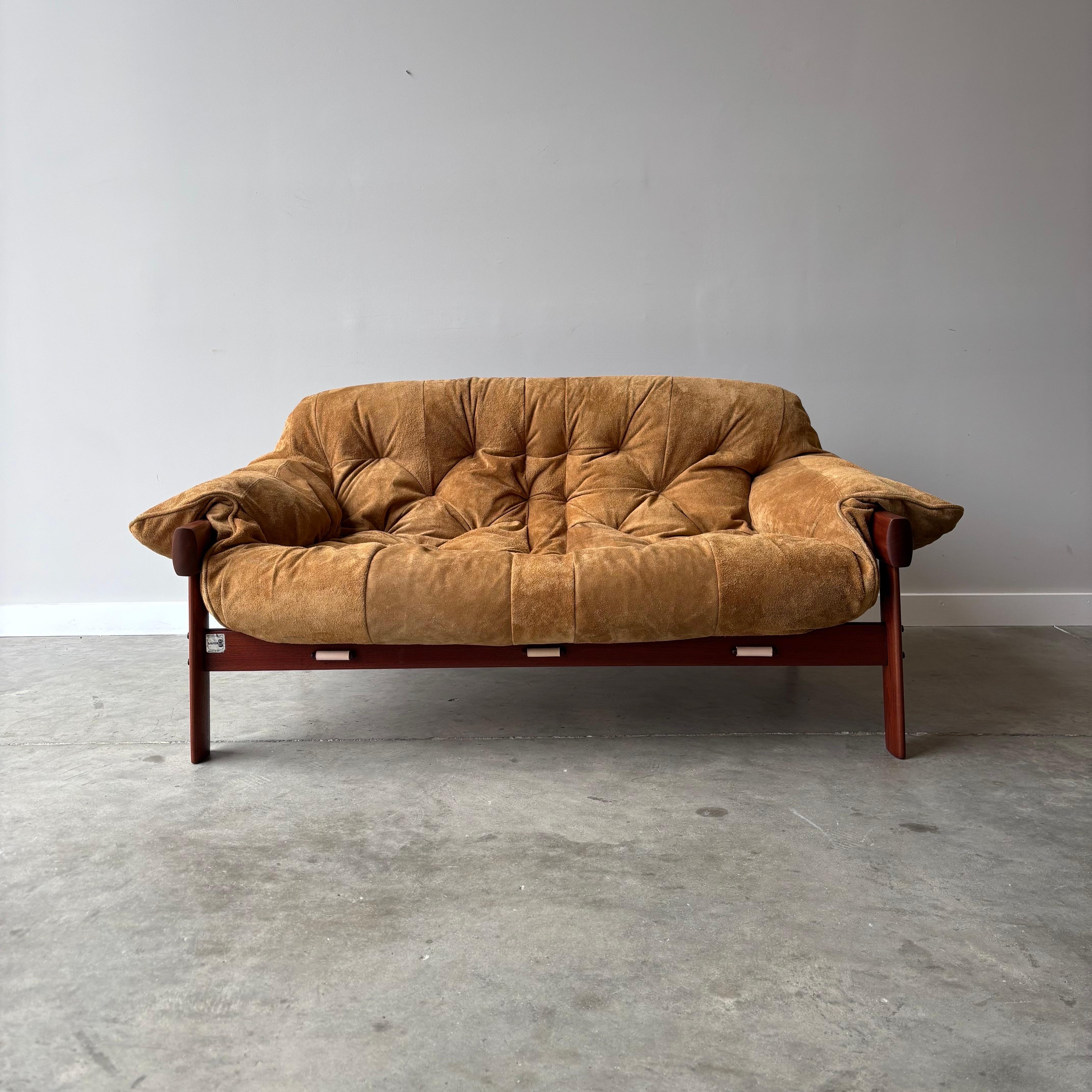 Un classique moderne brésilien de Percival Lafer.  La table en bois de rose Jacaranda vient d'être rénovée et les coussins ont été recouverts d'un daim caramel foncé.  