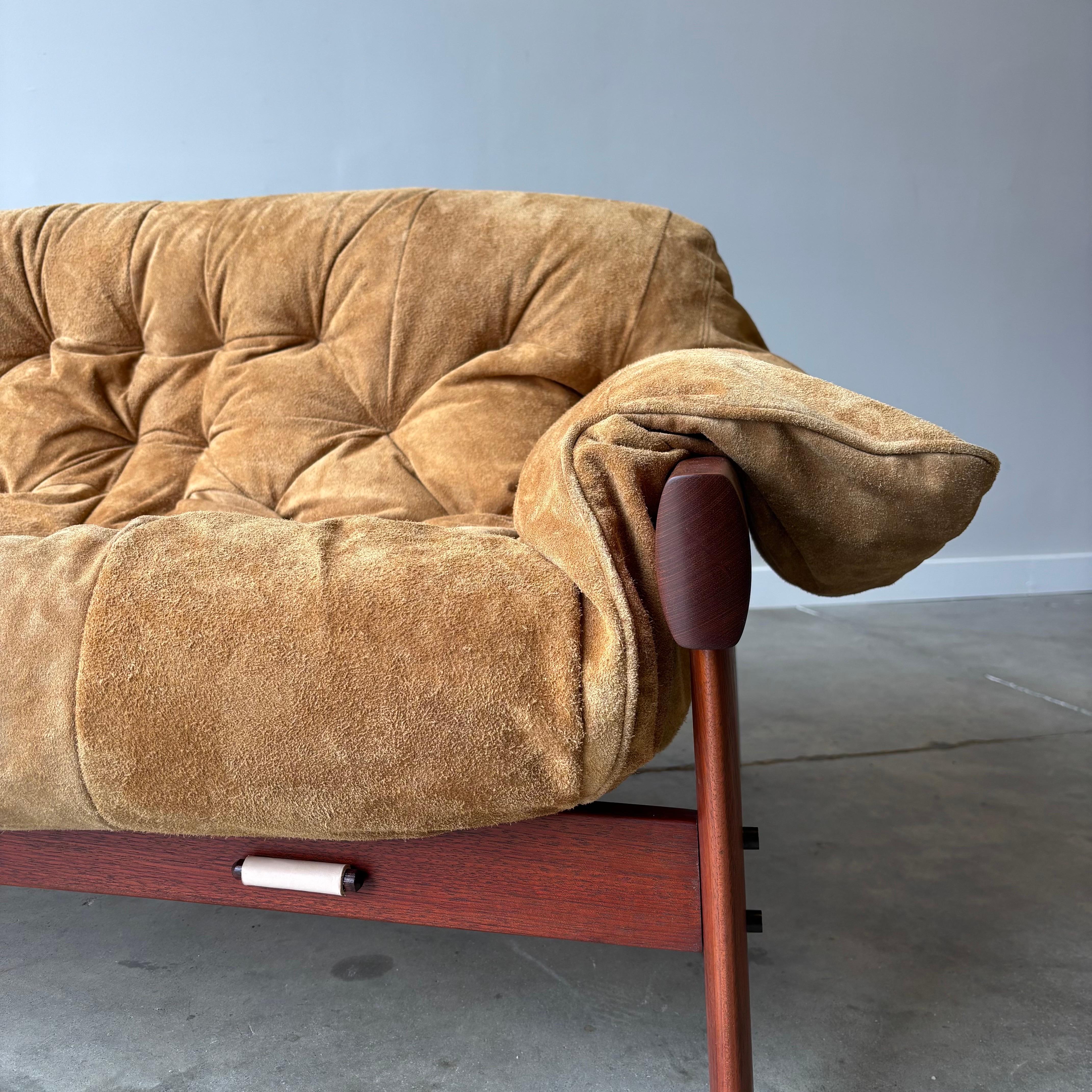 Fin du 20e siècle Percival Lafer MP-41 Loveseat en daim en vente
