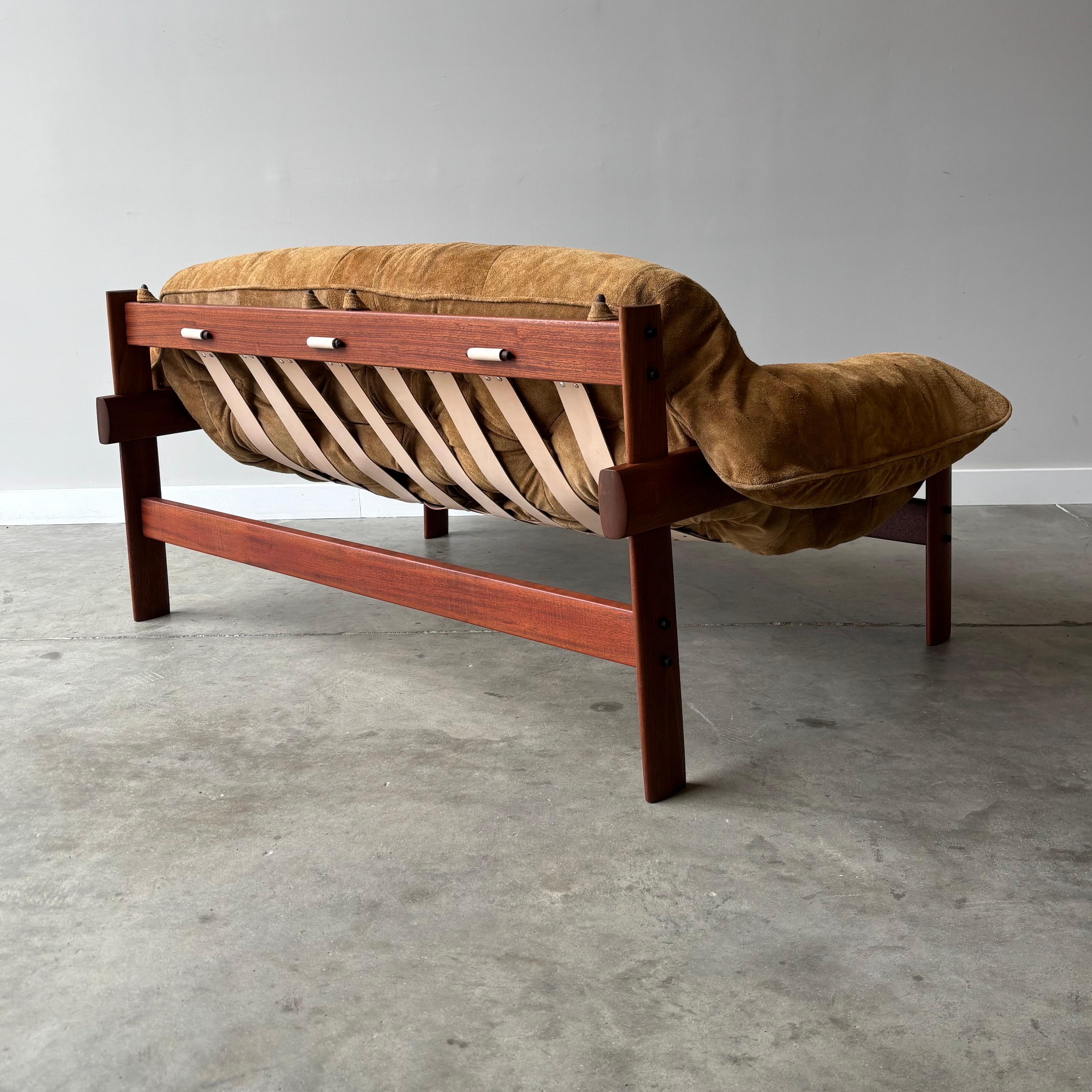 Percival Lafer MP-41 Loveseat en daim en vente 1