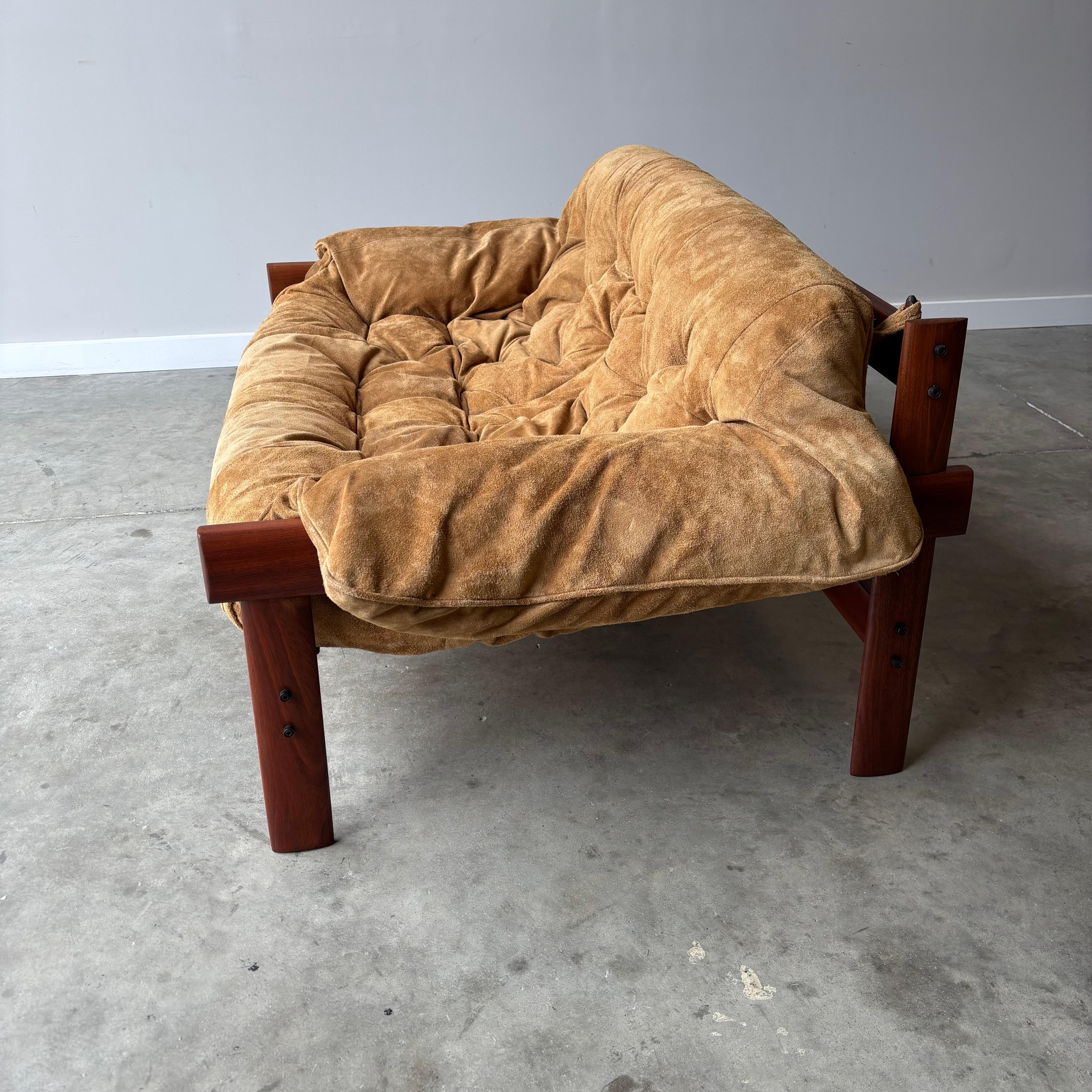Percival Lafer MP-41 Loveseat en daim en vente 2