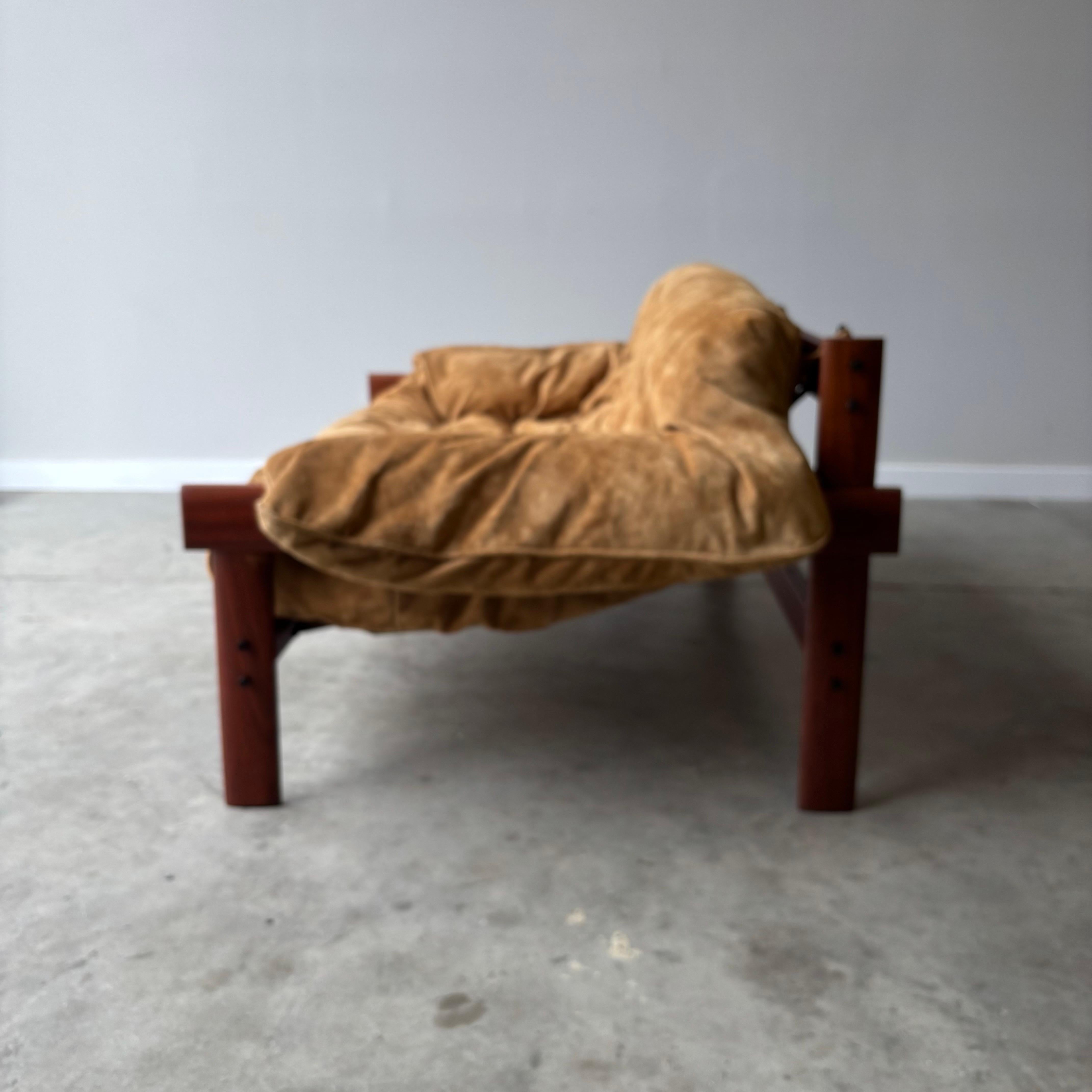 Percival Lafer MP-41 Loveseat en daim en vente 3