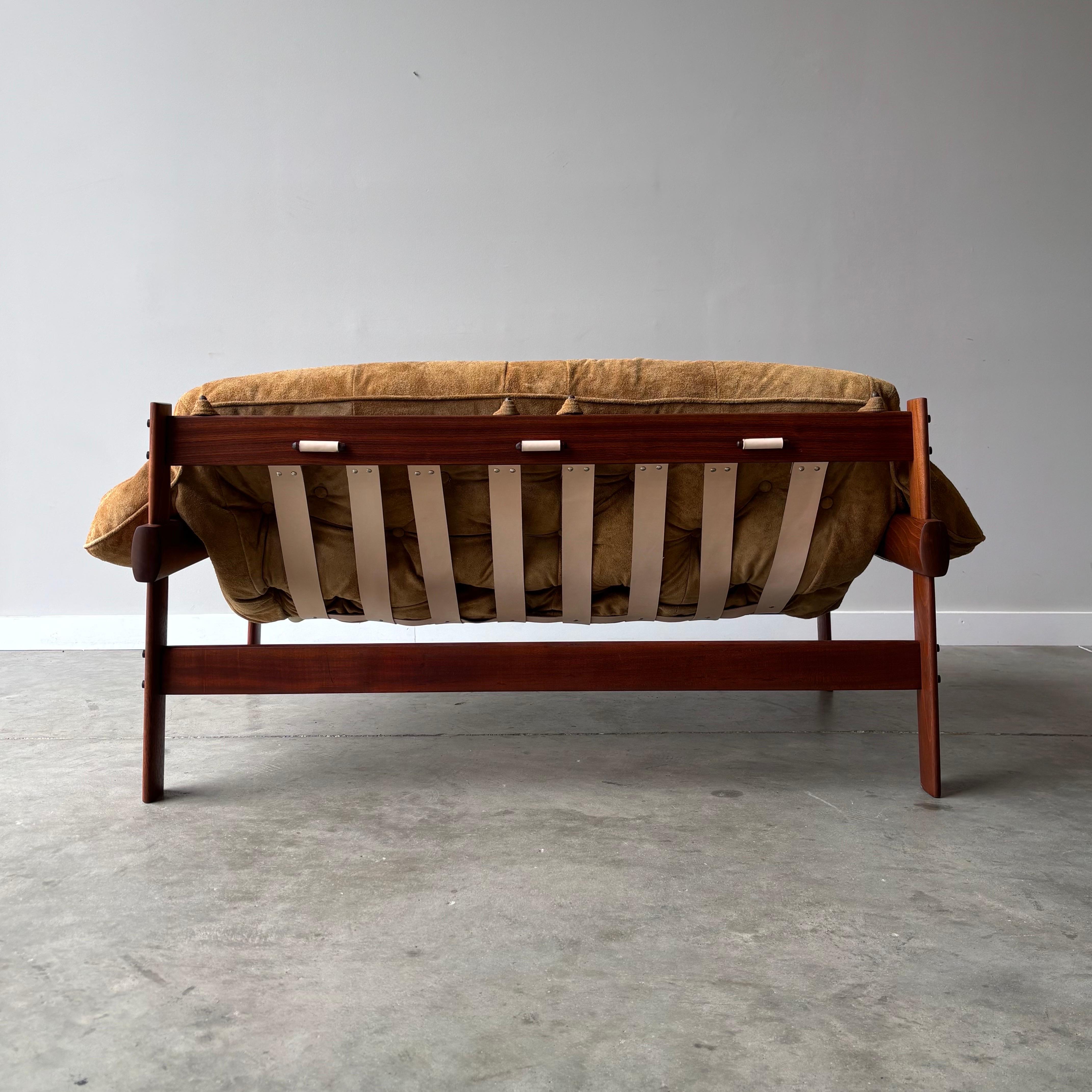 Percival Lafer MP-41 Loveseat en daim en vente 4