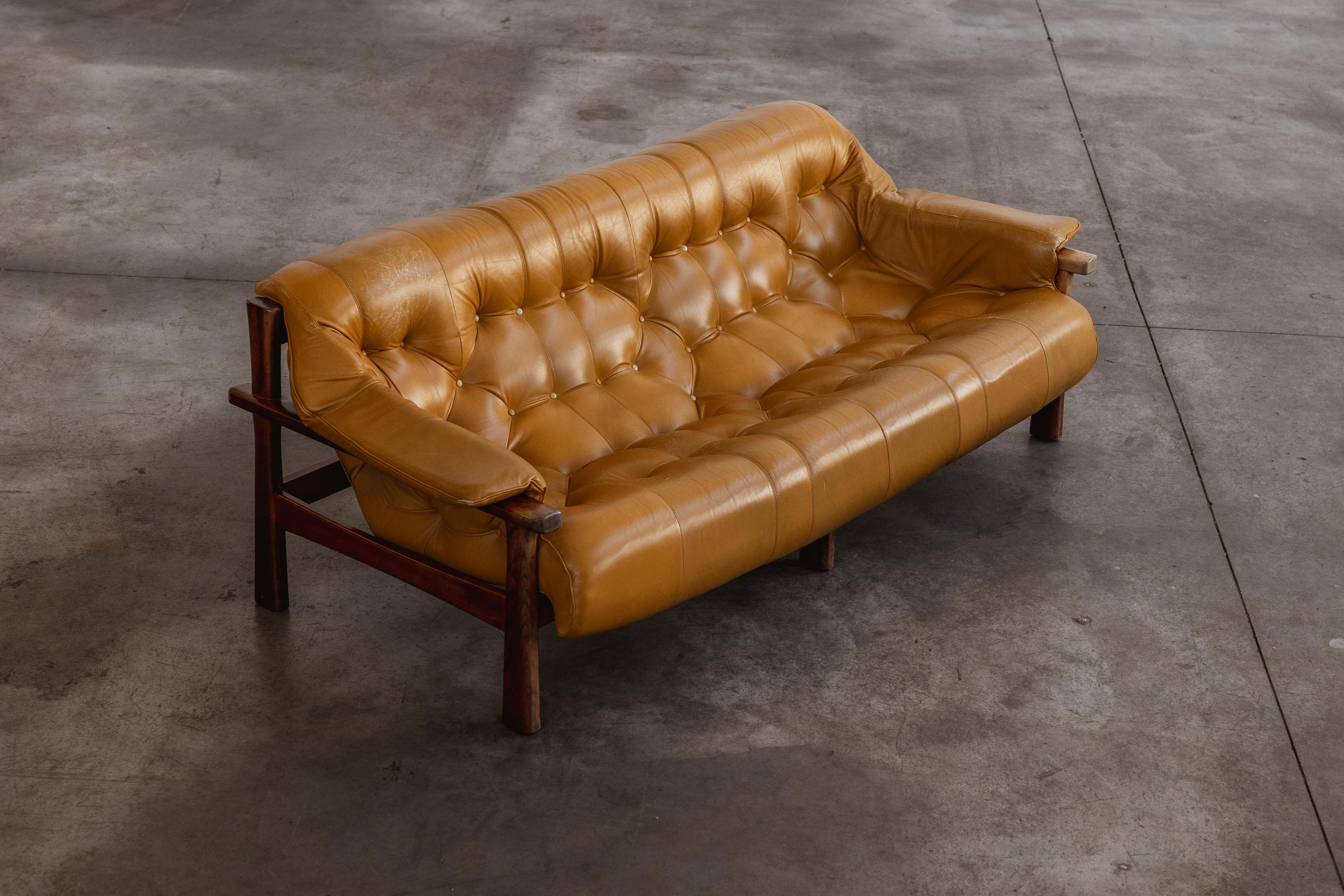 Percival Lafer “MP-41” Sofa for Lafer MP, wood and cognac leather, Brazil, 1972

The “MP-41” sofa by Percival Lafer embraces fluidity with a structure that appears weightless despite its solid rosewood frame. The absence of visible crossbars beneath