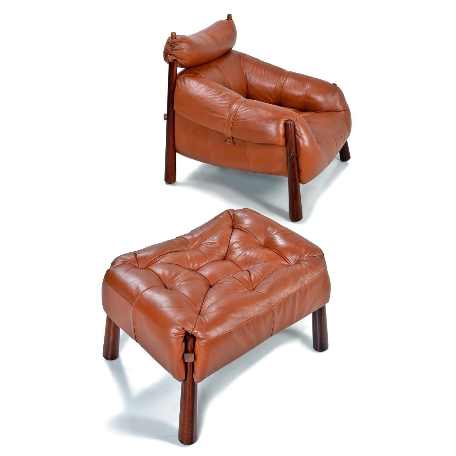 Moderner brasilianischer Palisander- oder Jacaranda-Loungesessel mit Ottomane des brasilianischen Designers Percival Lafer aus der Jahrhundertmitte:: 1960er Jahre. Tadellos verarbeitet und wunderschön gestaltet:: handgetuftet und mit abnehmbaren