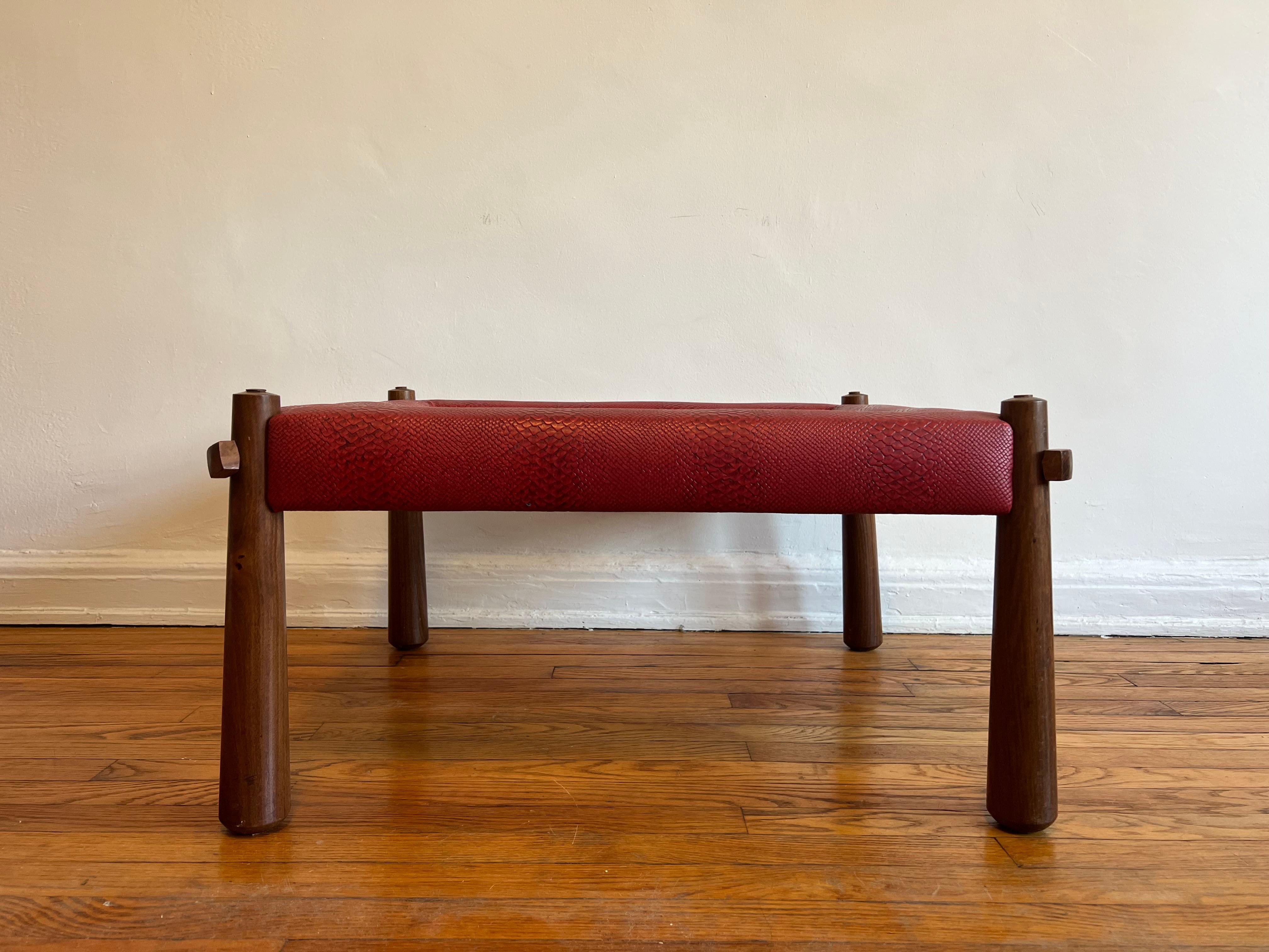 Schöner Couchtisch aus Palisanderholz aus der MP-81 Sitz- und Tischkollektion des famosen brasilianischen Möbeldesigners Percival Lafer. 

Der Couchtisch besteht in der Regel aus einer Glasplatte. Unsere besondere Variante zeichnet sich durch eine