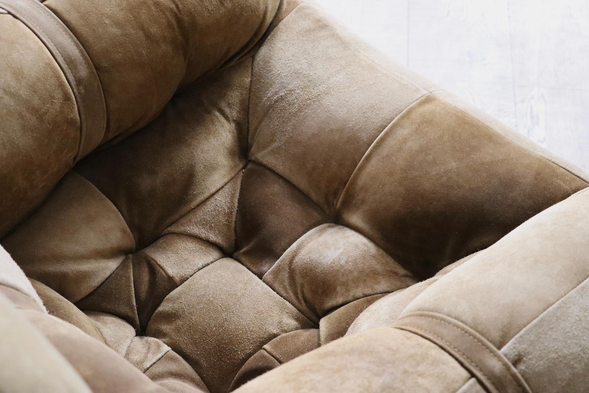Incredible MP-81 Lounge chair with ottoman in suede by Percival Lafer, Brazil 1970s

A highly comfortable an striking design. The structure is composed of two fiberglass shells welded together to create a single, rigid element. The solid wood feet