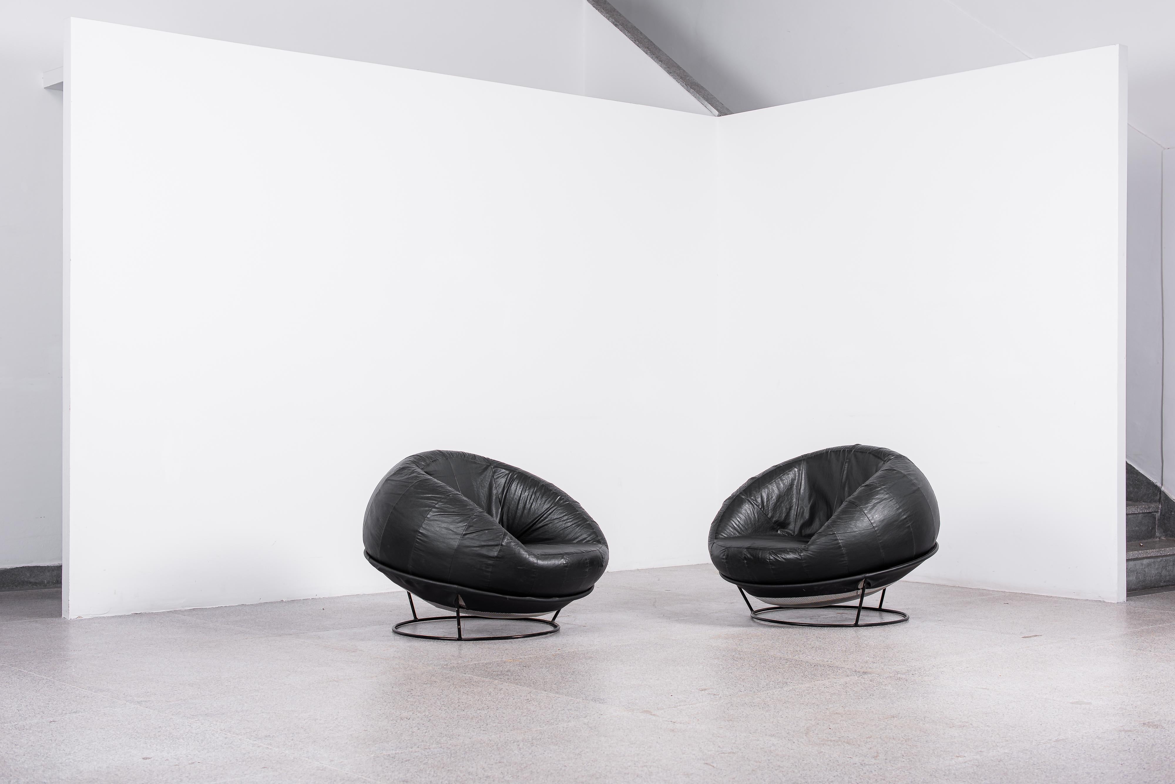 This mp-87 lounge chair was designed in the 70s by the master Percival Lafer, besides being a rare piece, this design is a good example of his genius and unmistakable style! Super comfortable and owner of a striking design, it is a piece able to