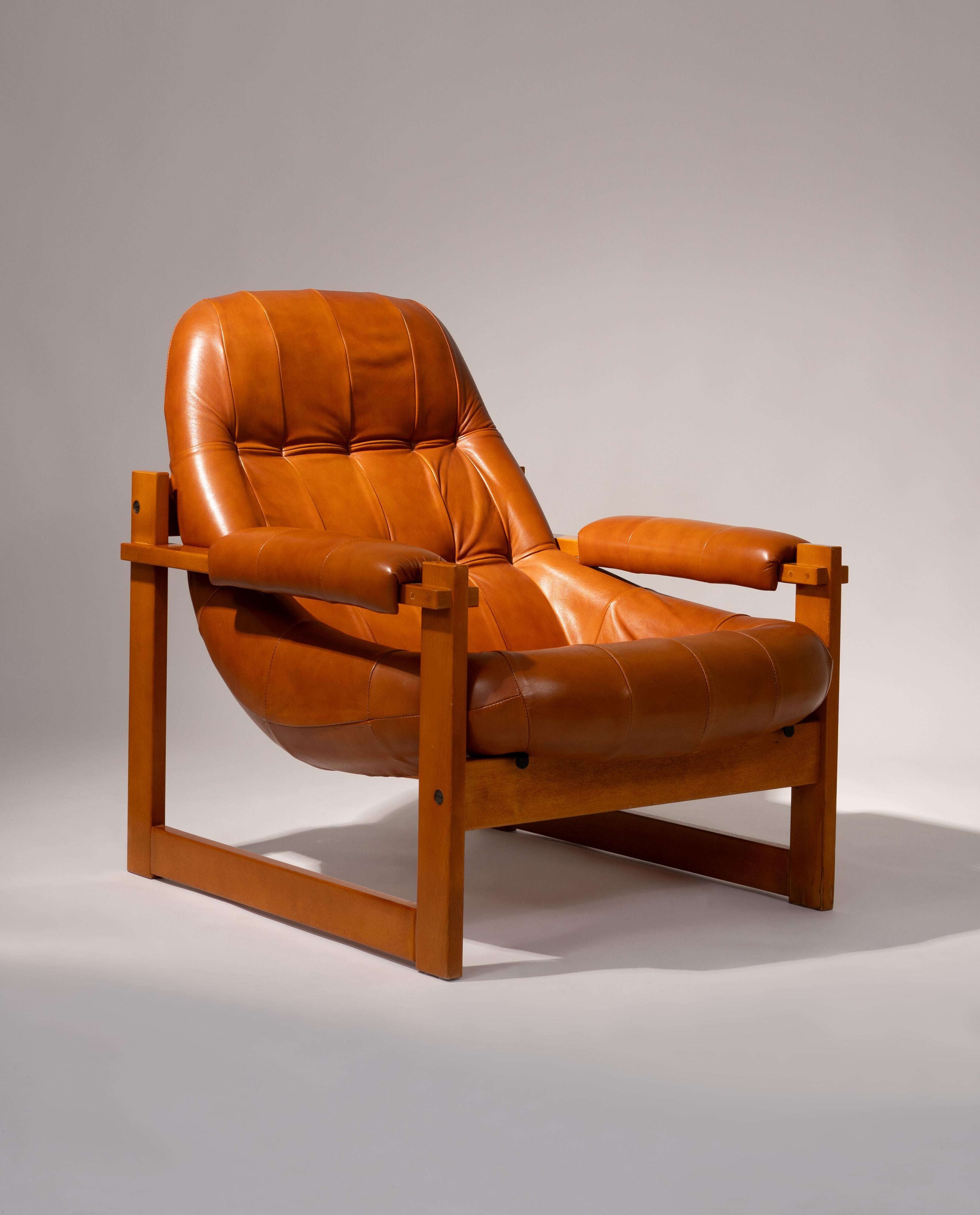 Der Sessel MP-91 wurde 1970 von dem brasilianischen Designer Percival Lafer entworfen und ist ein herausragendes Beispiel für das moderne brasilianische Design der Mitte des Jahrhunderts. Das Gestell des Stuhls besteht aus massivem Jatobá-Holz, das