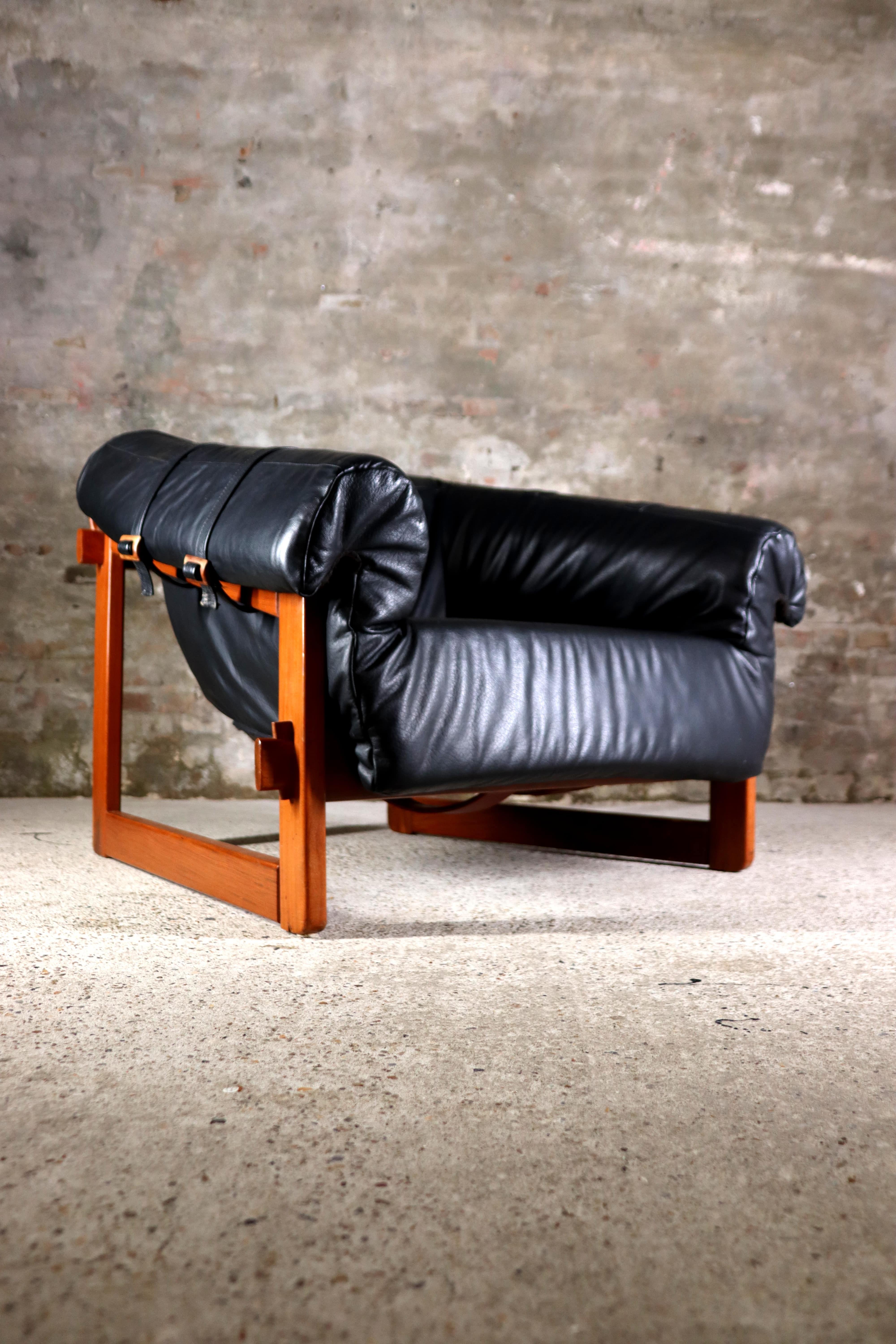 Dieser wahrhaft schöne Sessel heißt MP-91 und wurde von Percival Lafer entworfen. Es ist ein außergewöhnliches Möbelstück. Der Stuhl ist aus Rosenholz gefertigt  und hat einen Ledersitz, der unvergleichlichen Komfort bietet. Das Design des Stuhls