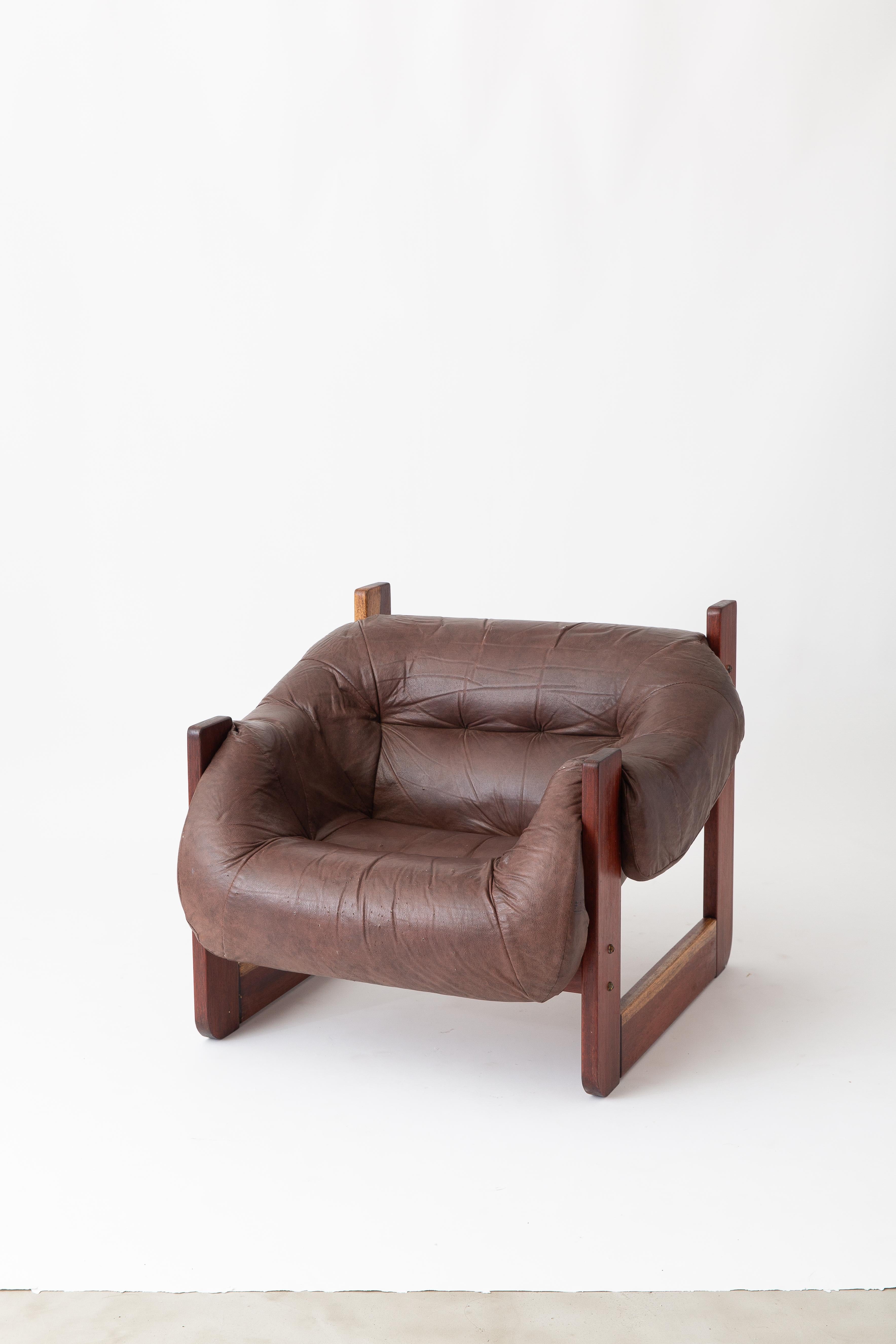 Der Sessel MP-97 von Percival Lafer bietet einen unverwechselbaren Stil, ist aber auch sehr bequem. Der Designer nutzte die neu verfügbare Technologie, um verschiedene Schaumstoffformen zu schaffen und die Grenzen von Form und Funktion zu erweitern.