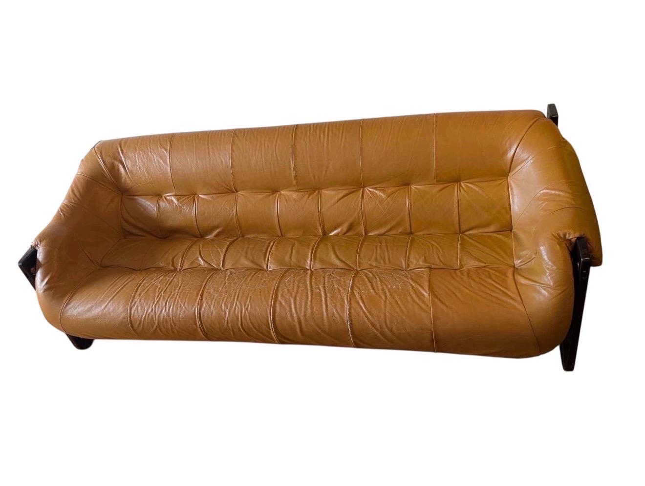 Wir präsentieren ein wunderschönes Sofa MP-97 aus butterweichem Leder von der brasilianischen Ikone der Moderne Percival Lafer. Er ist ebenso bequem anzuschauen wie zu sitzen. Dieses Beispiel präsentiert sich schön mit genau der richtigen Menge an