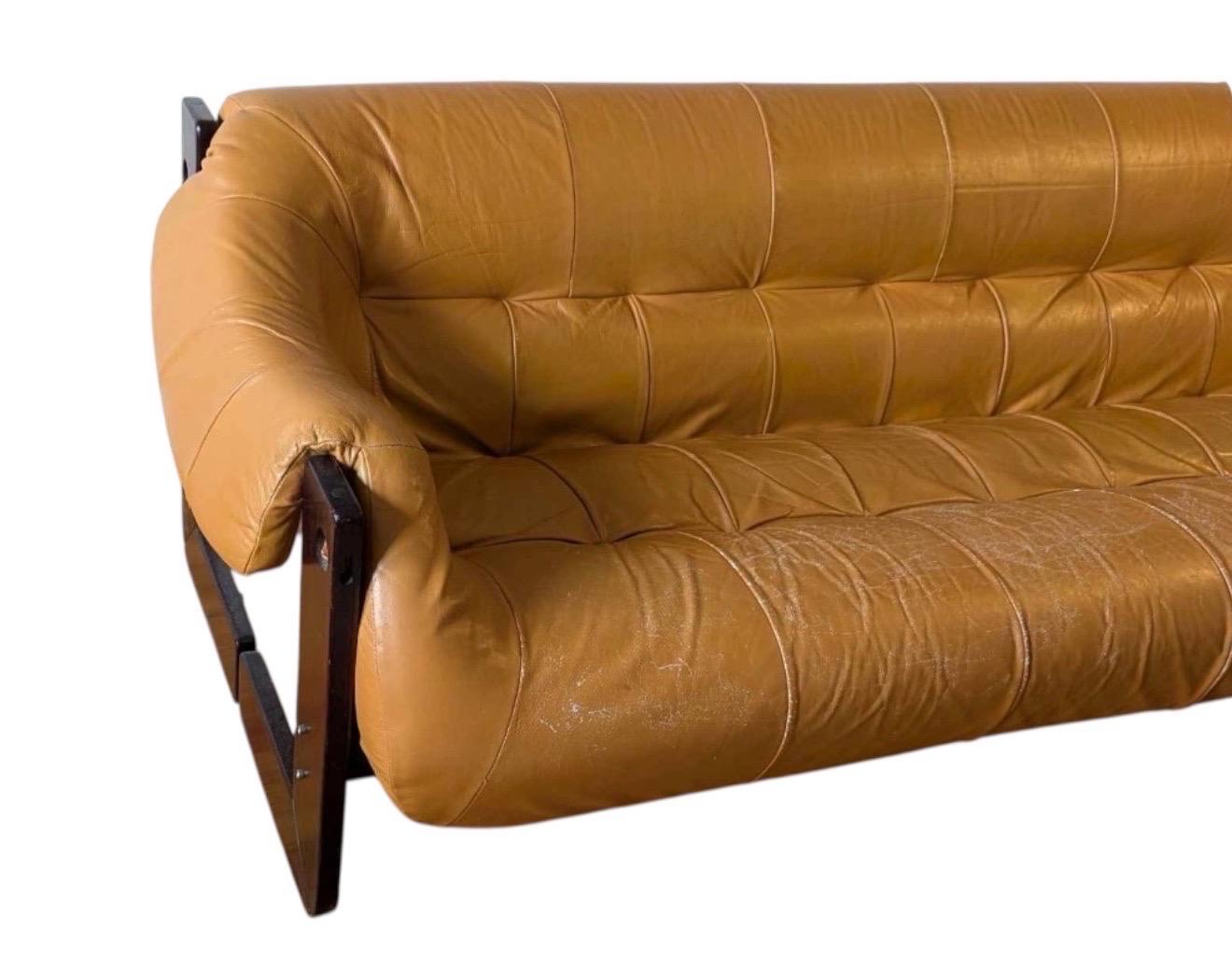 Percival Lafer MP-97 Ledersofa mit Rahmen aus brasilianischem Palisanderholz im Zustand „Gut“ in Brooklyn, NY