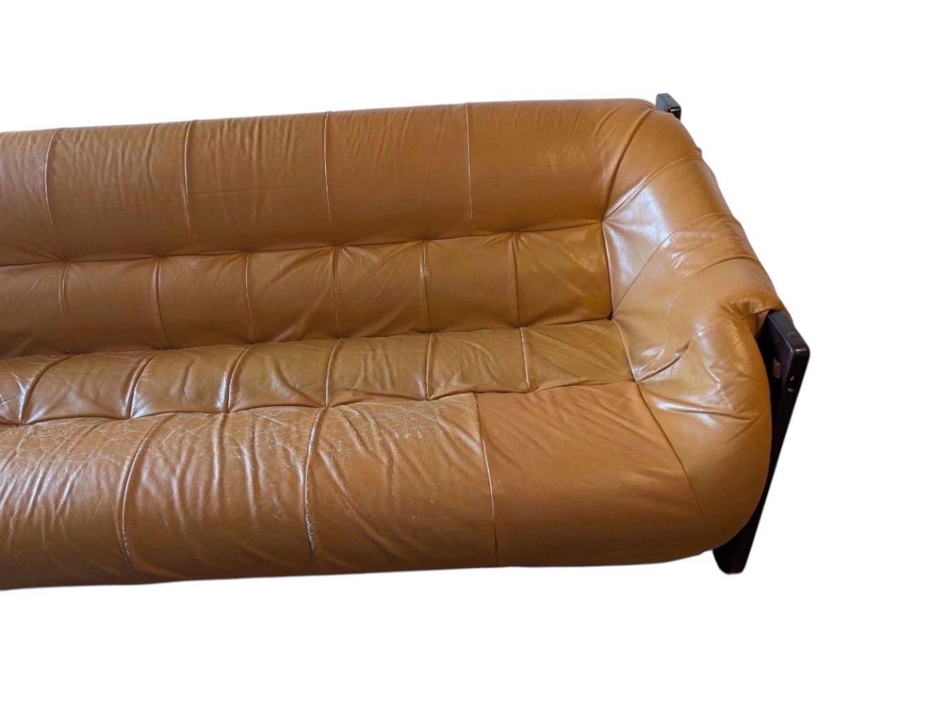 Percival Lafer MP-97 Ledersofa mit Rahmen aus brasilianischem Palisanderholz 1