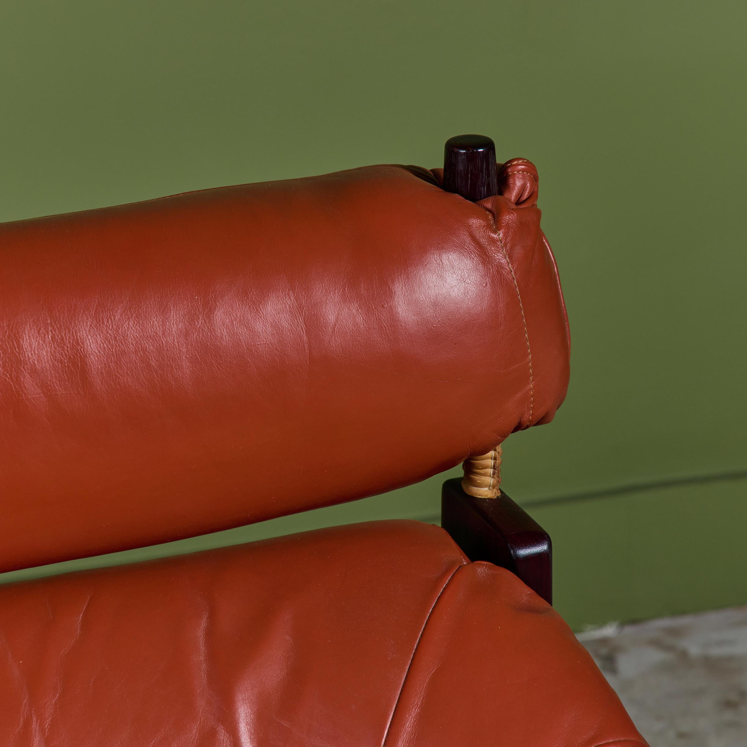 Mid-Century moderno Divano in pelle Percival Lafer MP-97 con poggiatesta esteso in vendita