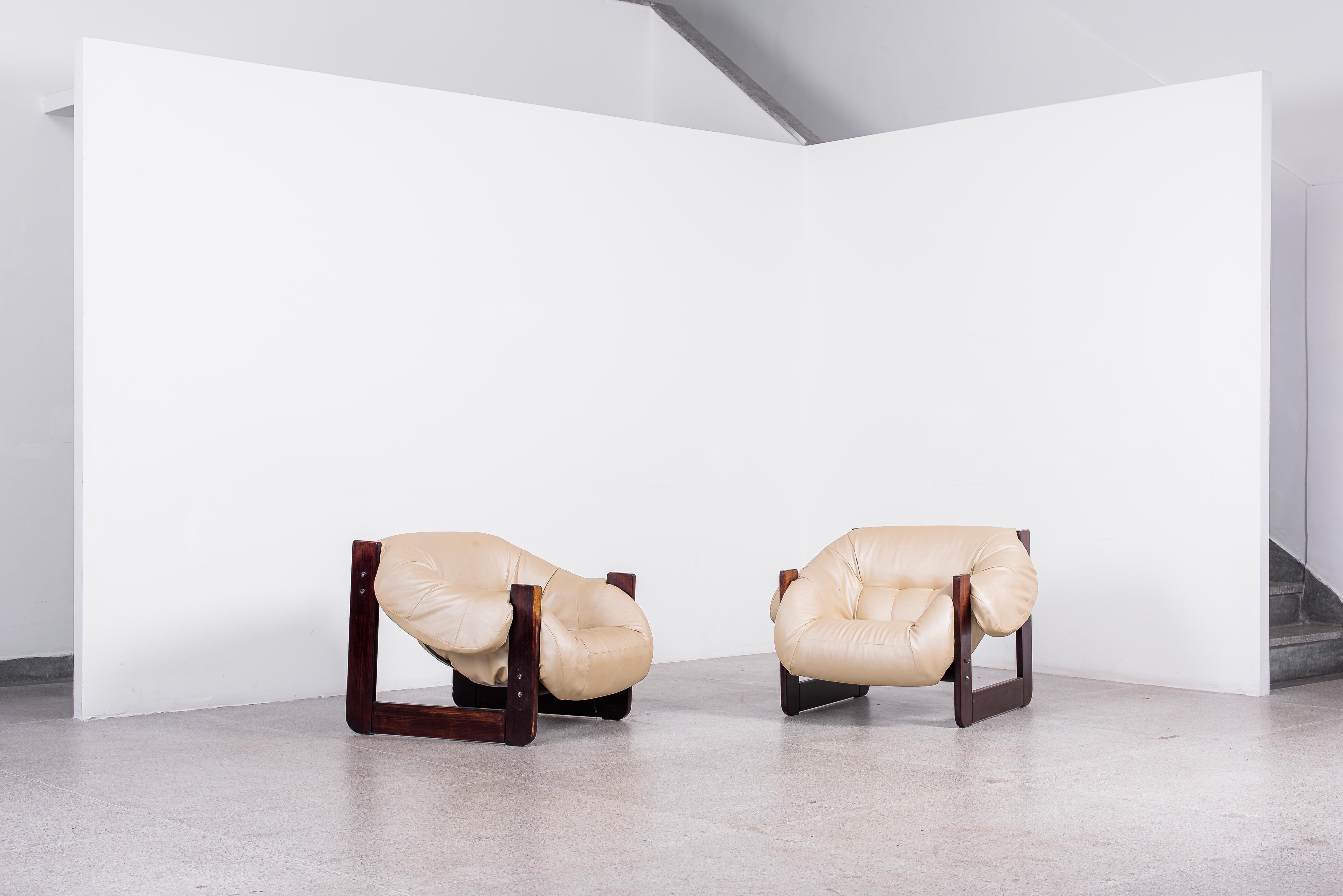 El sillón MP-97 de Percival Lafer ofrece un estilo muy distintivo, pero también es muy cómodo. El diseñador aprovechó la nueva tecnología disponible para crear diferentes formas de espuma y superó los límites de la forma y la función. En estado