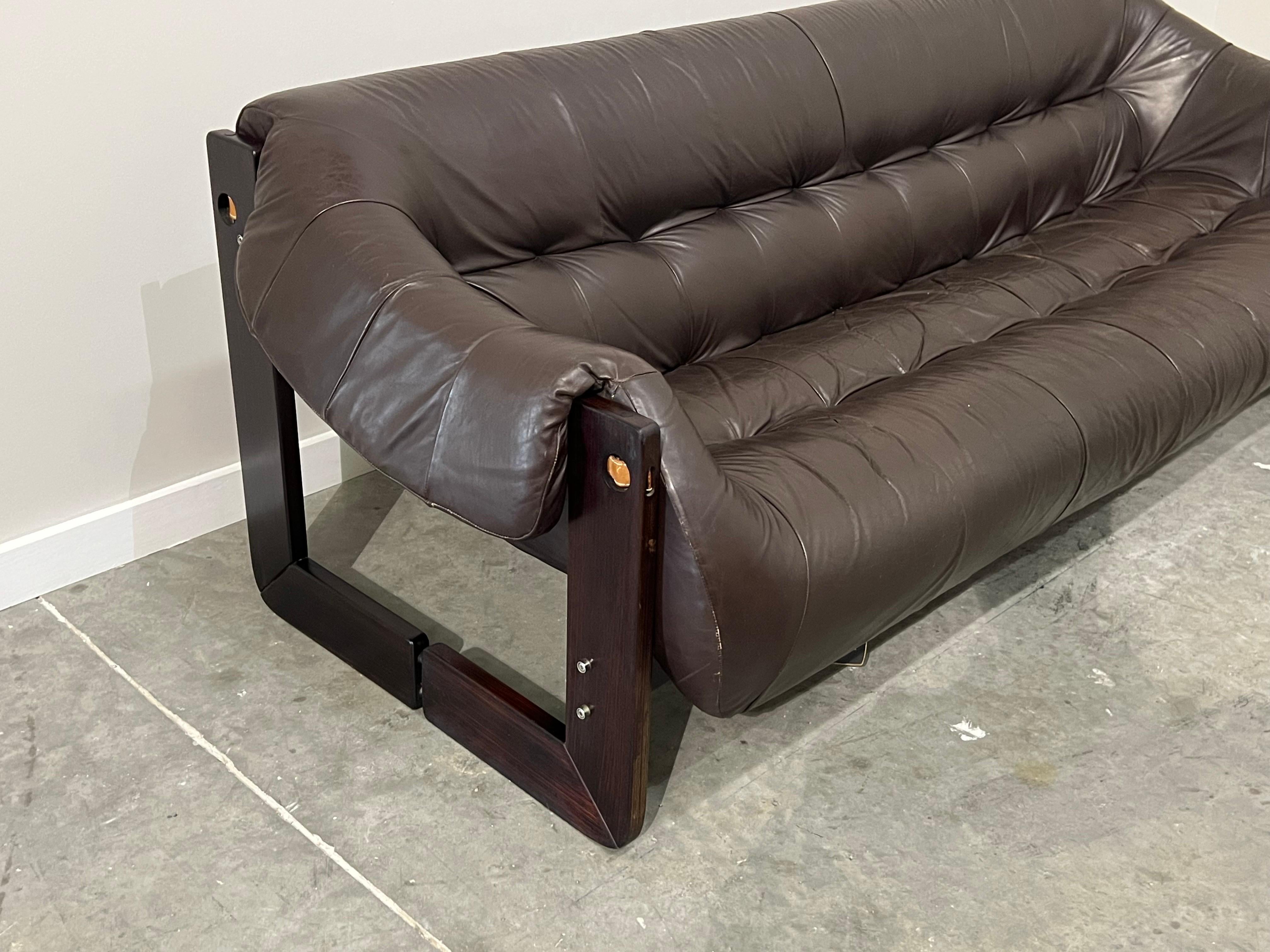 Percival Lafer 'MP-97' Sofa aus Rosenholz und Leder (Brasilianisch) im Angebot