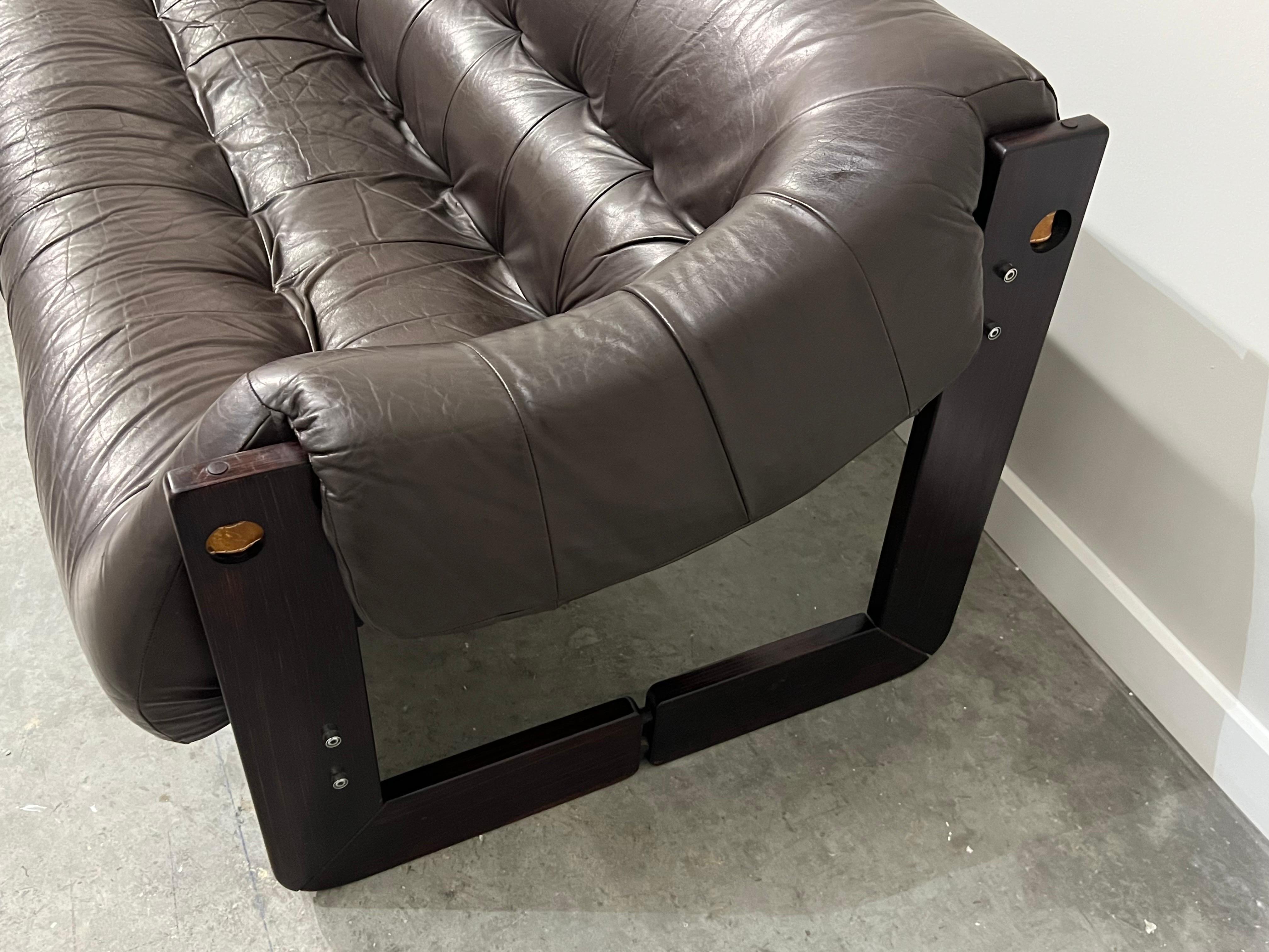 Percival Lafer 'MP-97' Sofa aus Rosenholz und Leder im Zustand „Hervorragend“ im Angebot in Raleigh, NC