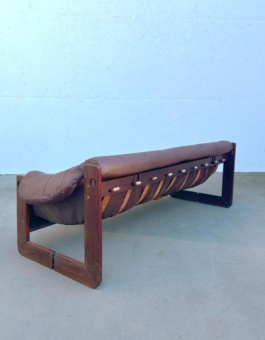 Percival Lafer 'MP-97' Sofa aus Rosenholz und Leder im Zustand „Gut“ im Angebot in Weehawken, NJ