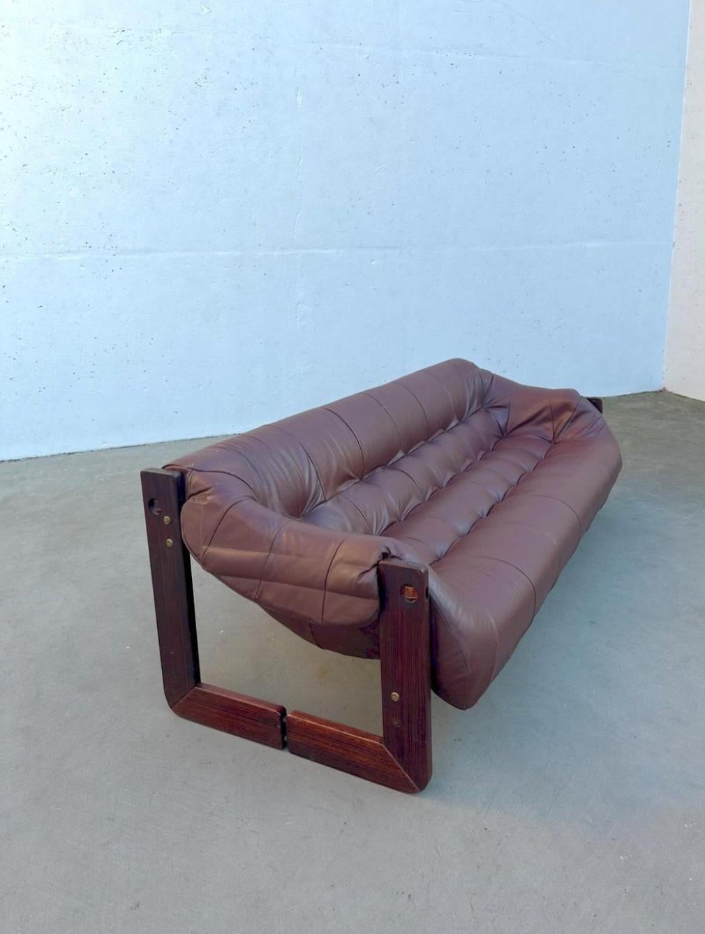 Percival Lafer 'MP-97' Sofa aus Rosenholz und Leder (Ende des 20. Jahrhunderts) im Angebot