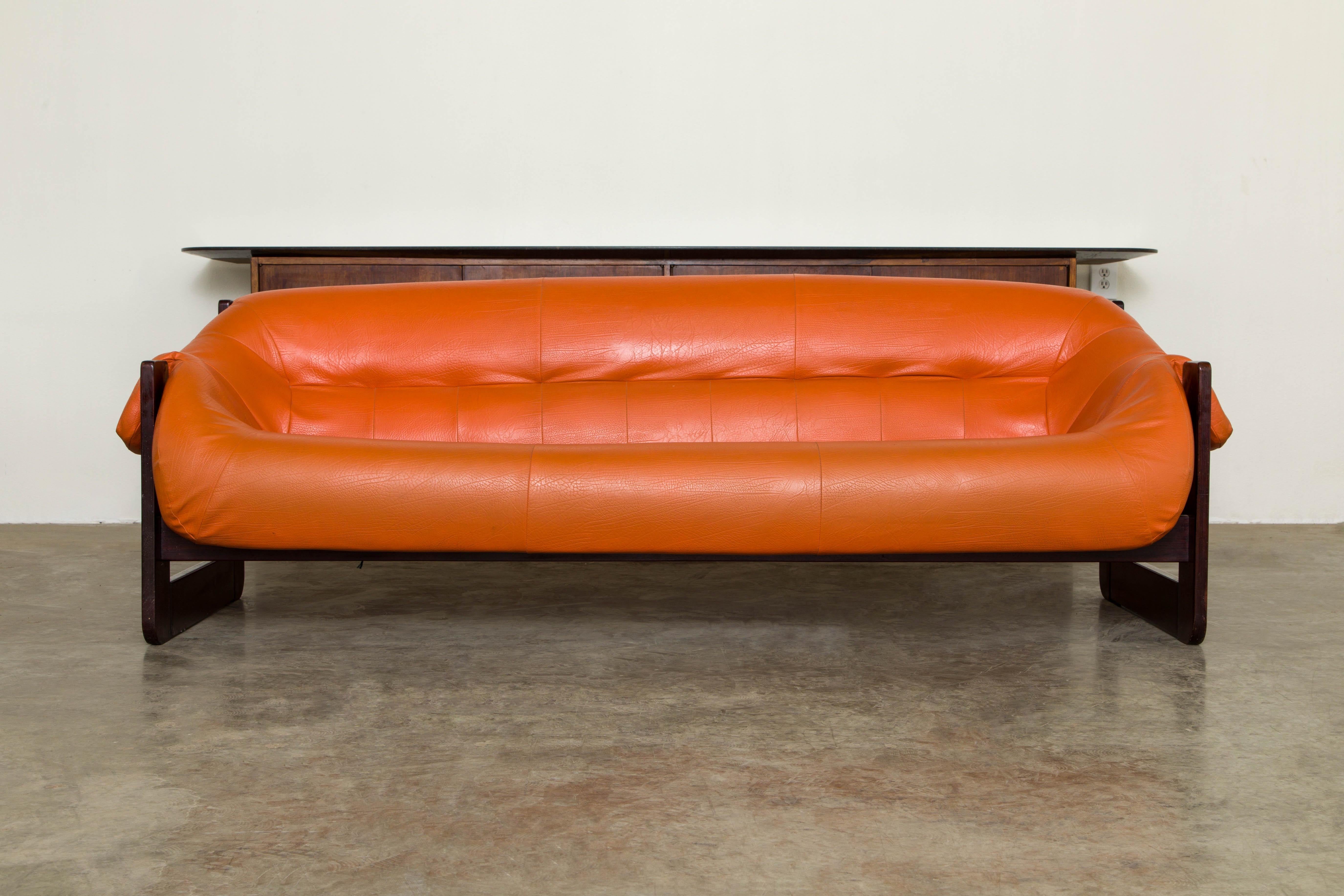 This gorgeous MP-97 three-seat sofa by Brazilian designer Percival Lafer for Lafer MP was designed in 1970, this example an early production made for Brazil. Featuring a Rosewood frame that supports the original leatherette cushion in a beautiful