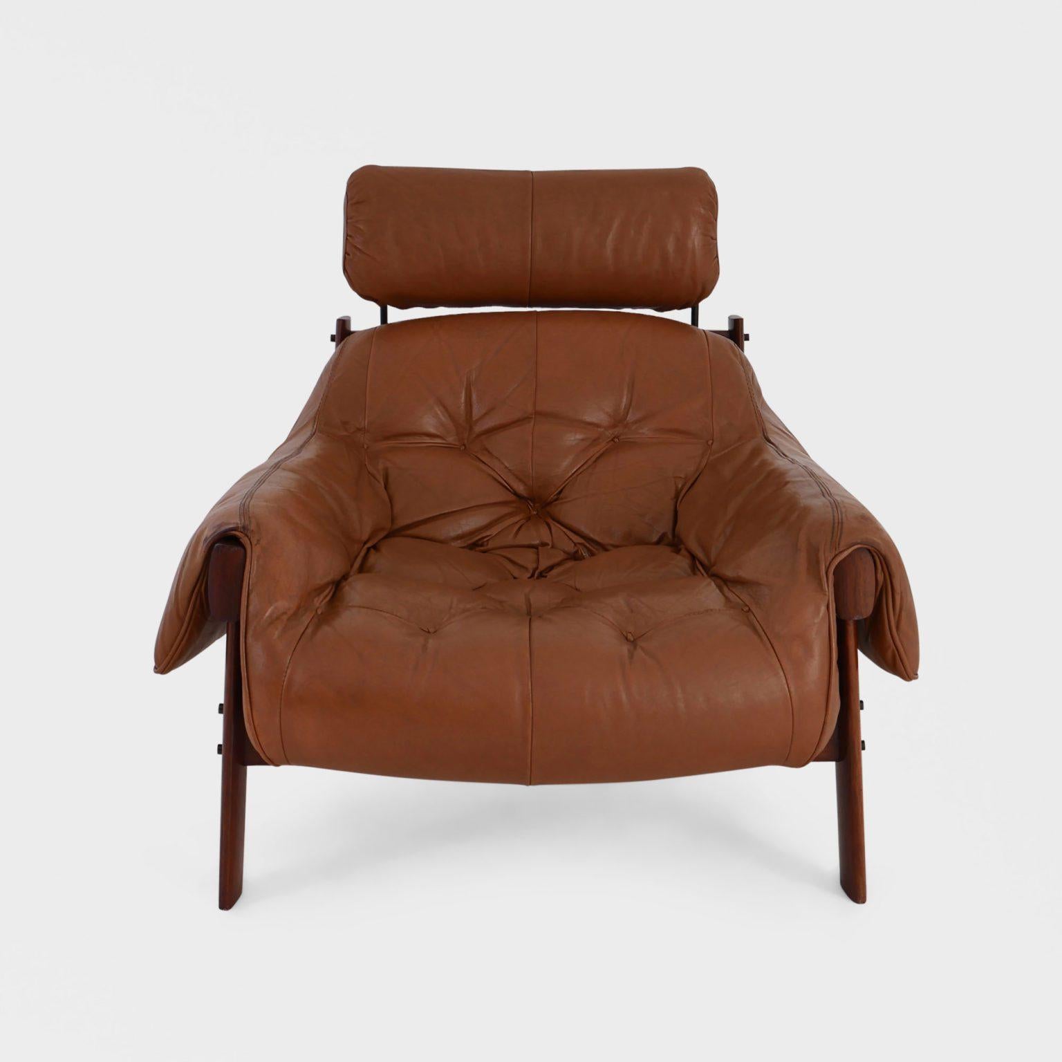 Cette rare chaise longue MP-41 a été conçue par Percival Lafer pour Móveis Lafer, au Brésil, vers 1970. Point de repère du modernisme brésilien, ce modèle est doté d'un cadre robuste en bois dur et du système de soutien de l'assise par élingue en