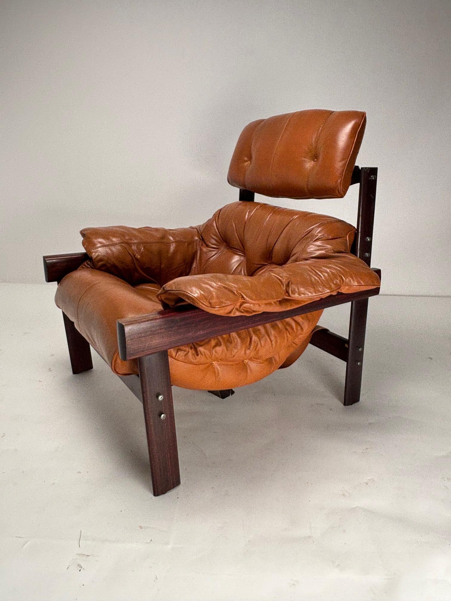 Brasiliano Percival Lafer MP-41 Lounge Chair in legno e pelle, Brasile, anni '70 in vendita