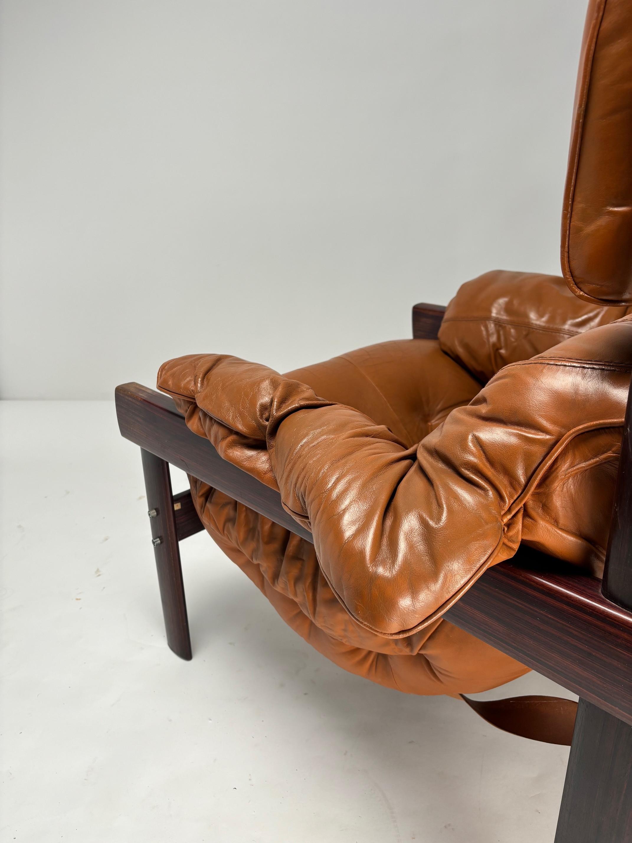 Metà XX secolo Percival Lafer MP-41 Lounge Chair in legno e pelle, Brasile, anni '70 in vendita