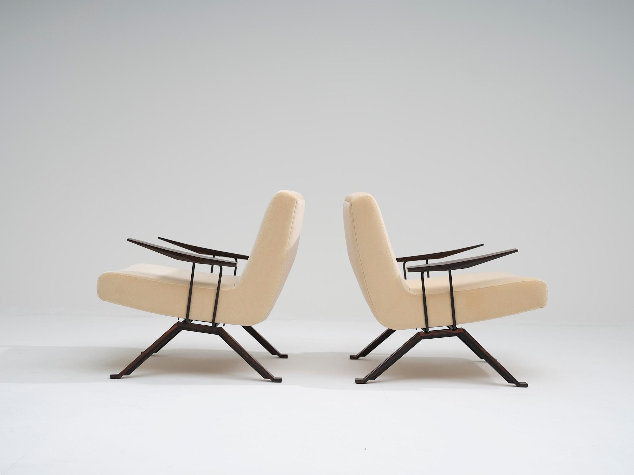 Percival Lafer pair of 'MP-01' Lounge Chairs in velvet upholstery Excellent état - En vente à Amsterdam, NL