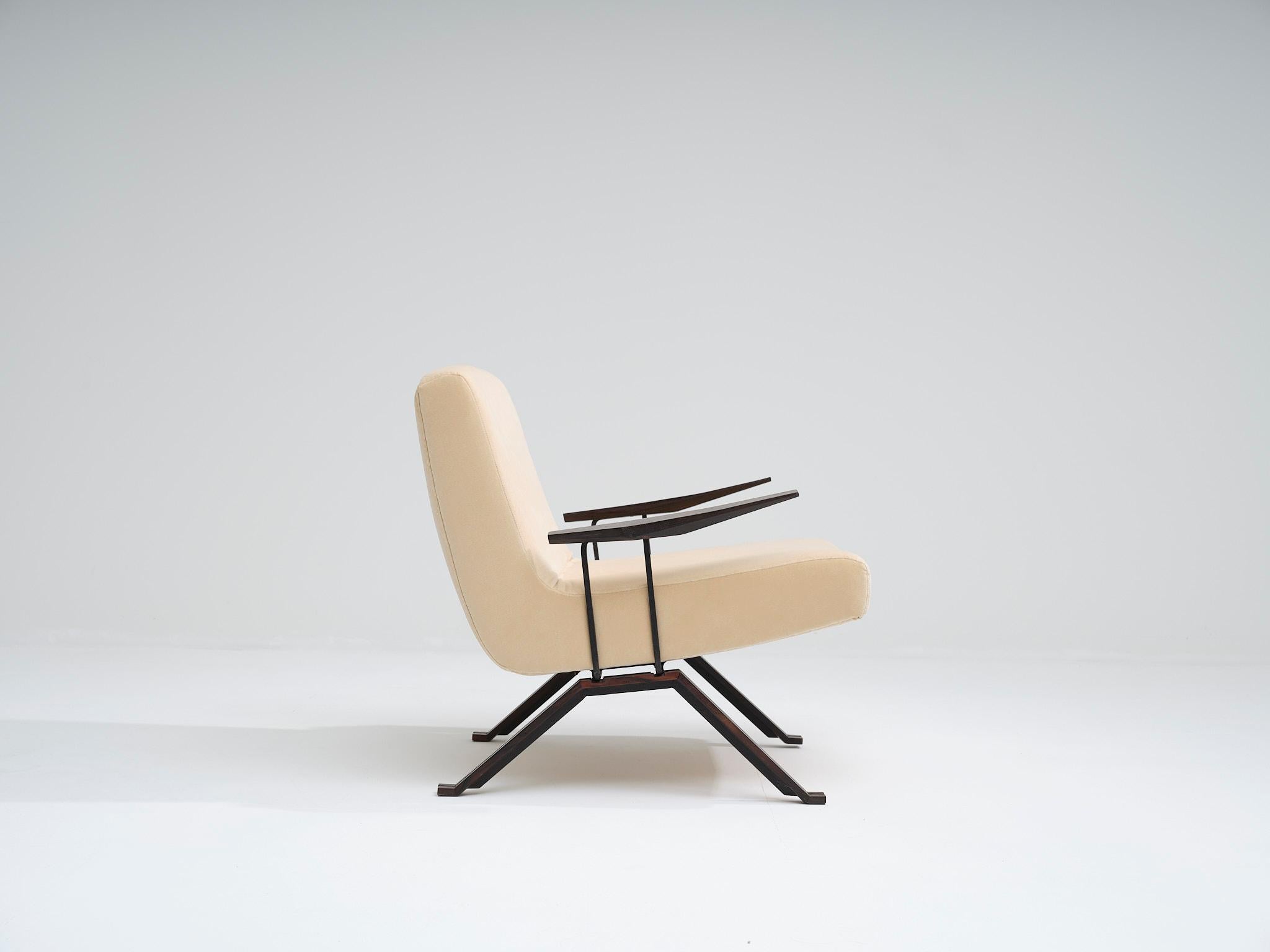 Milieu du XXe siècle Percival Lafer pair of 'MP-01' Lounge Chairs in velvet upholstery en vente