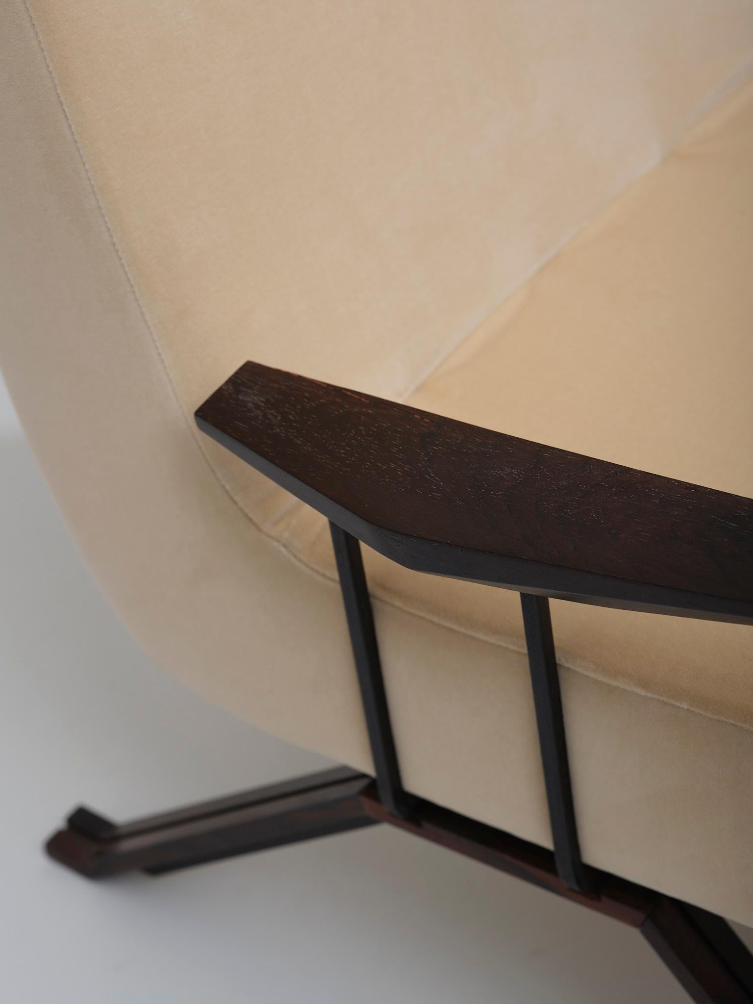 Percival Lafer pair of 'MP-01' Lounge Chairs in velvet upholstery en vente 2