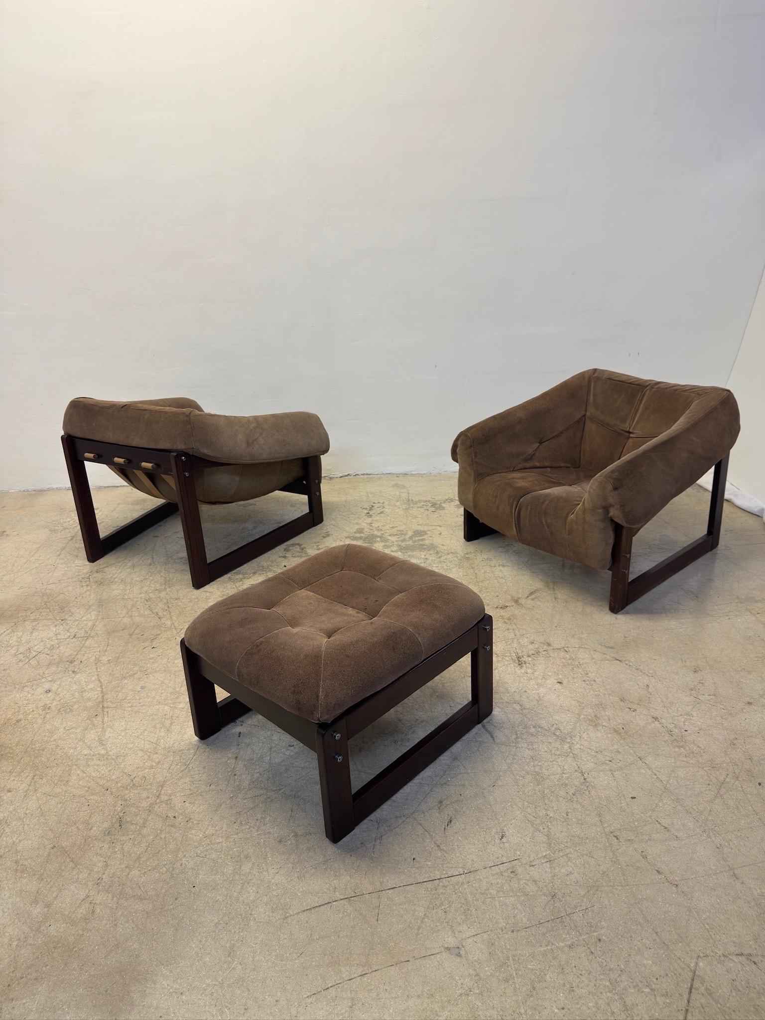 Coppia di sedie da salotto brasiliane di metà secolo moderno MP-79 in pelle scamosciata con pouf singolo di Percival Lafer, anni '70.  I sedili in pelle scamosciata sono sospesi su telai di Jacaranda brasiliana e fettucce in pelle appena