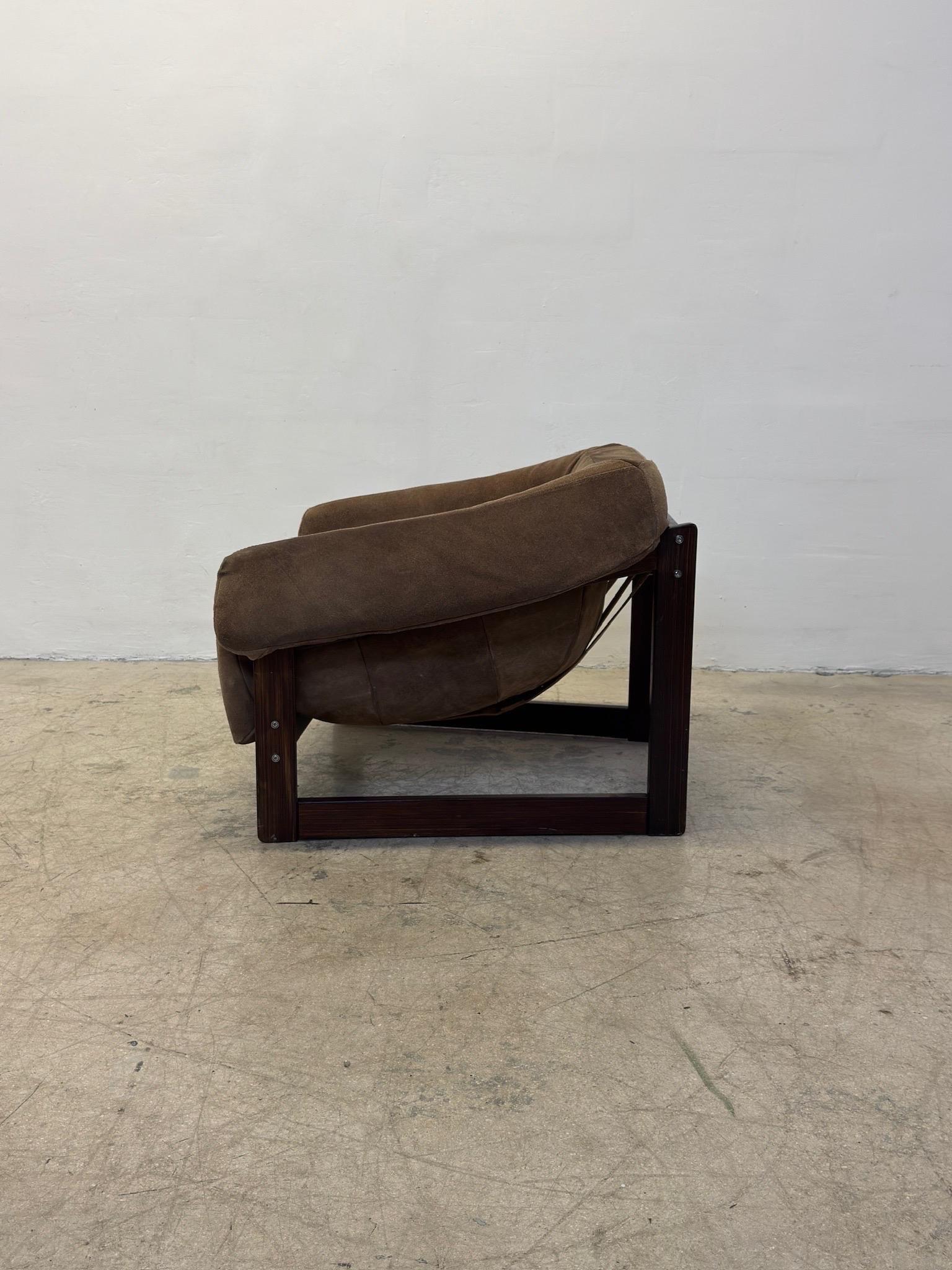 Percival Lafer Coppia di poltrone da salotto in pelle scamosciata marrone Mp-79 con ottomana in vendita 4