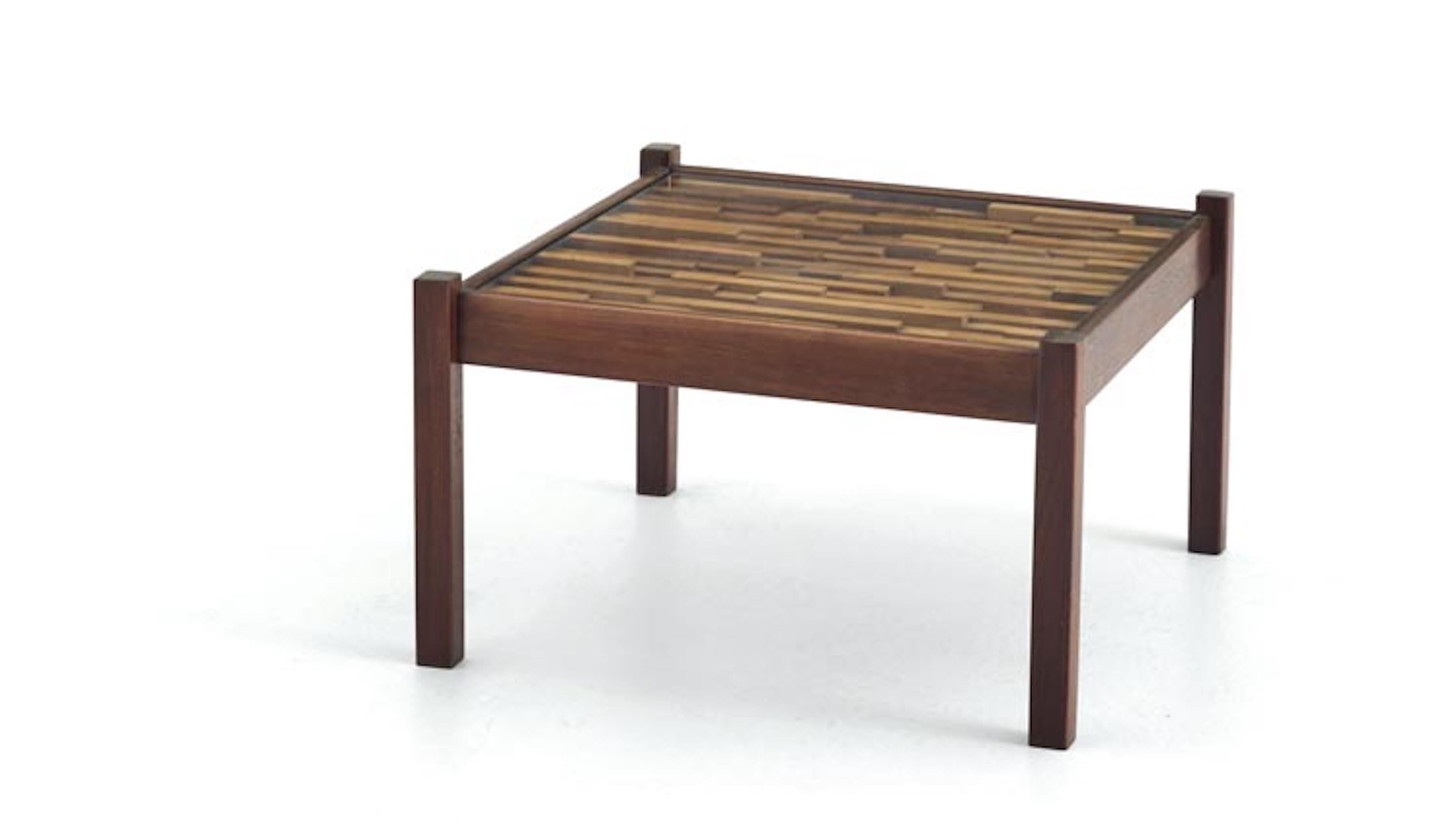This exceptional coffee table by Percival Lafer is a striking example of 1970s design, seamlessly blending natural materials with contemporary finishes. The tabletop, crafted from an exquisite selection of exotic woods, is arranged in a meticulously