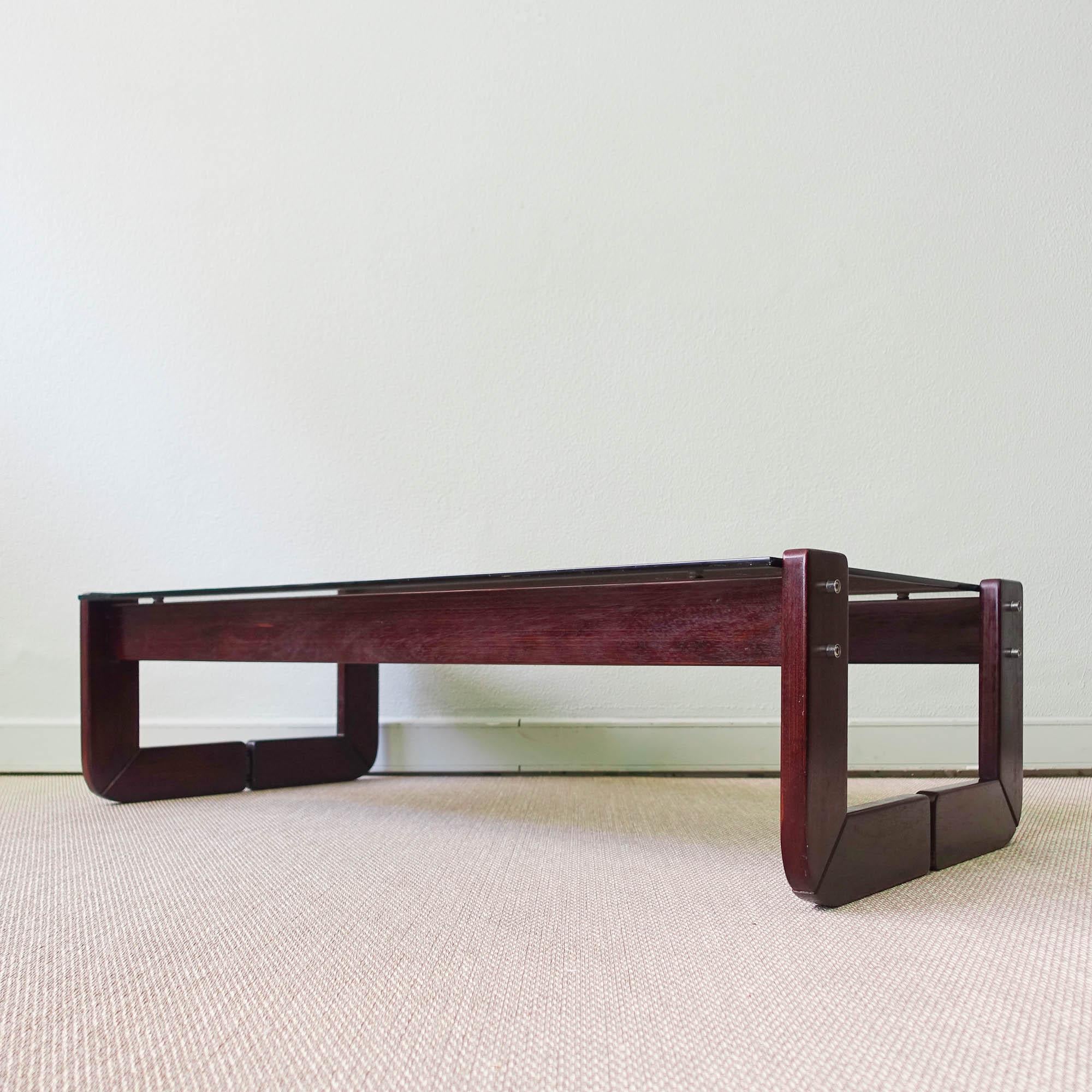 Cette table basse, modèle MP 97, a été conçue et produite par Percival Lafer, au Brésil, dans les années 1970. Il présente une structure simple en bois exotique massif et un plateau en verre fumé. En bon état original et vintage, avec seulement une