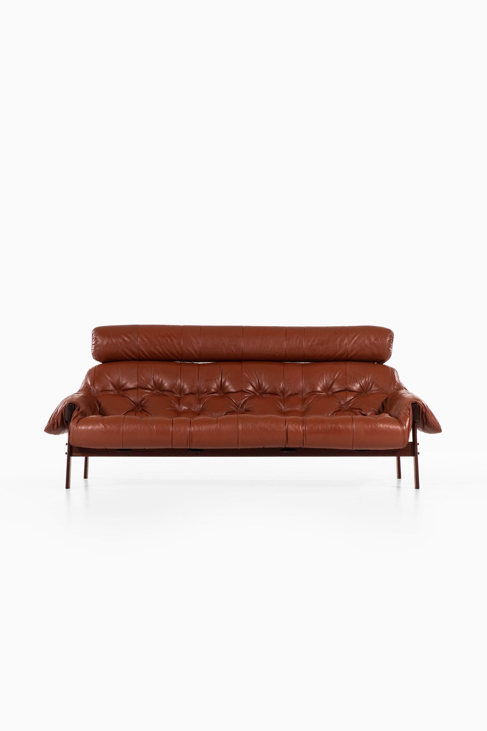 Rare 3-seat sofa, 2-seat sofa and easy chair designed by Percival Lafer. Produced by Lafer MP in Brazil.
Dimensions 3-seat sofa (W x D x H): 200 x 100 x 85 cm, SH: 38 cm
Dimensions 2-seat sofa (W x D x H): 155 x 100 x 85 cm, SH: 38 cm
Dimensions