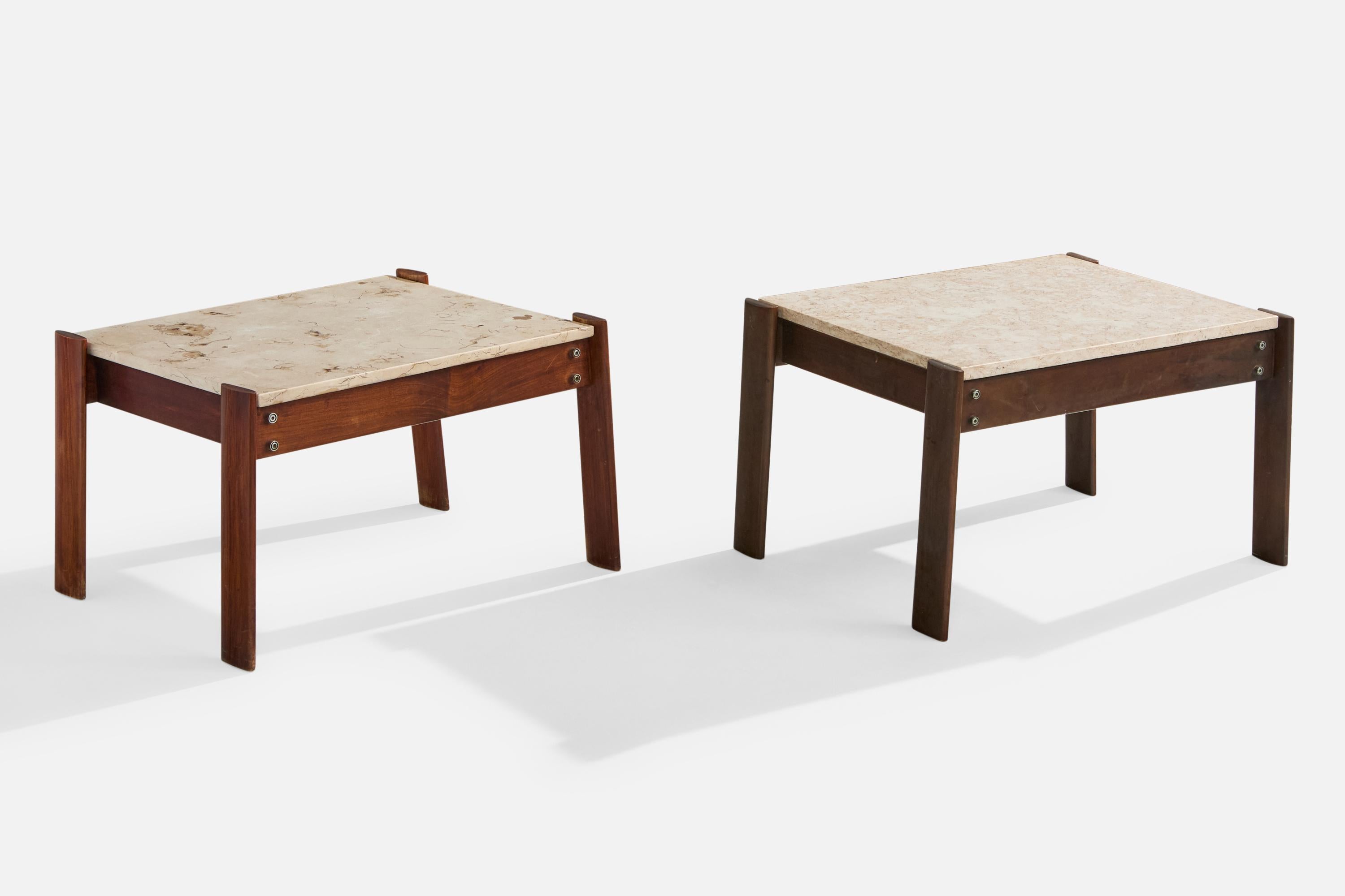 Pareja de mesas auxiliares de madera y mármol diseñadas y fabricadas por Percival Lafer, Brasil, c. 1970.

Presenta ligeros arañazos en las patas de madera y una de las esquinas de una de las encimeras de mármol está desgastada.

Dimensiones: 15,5