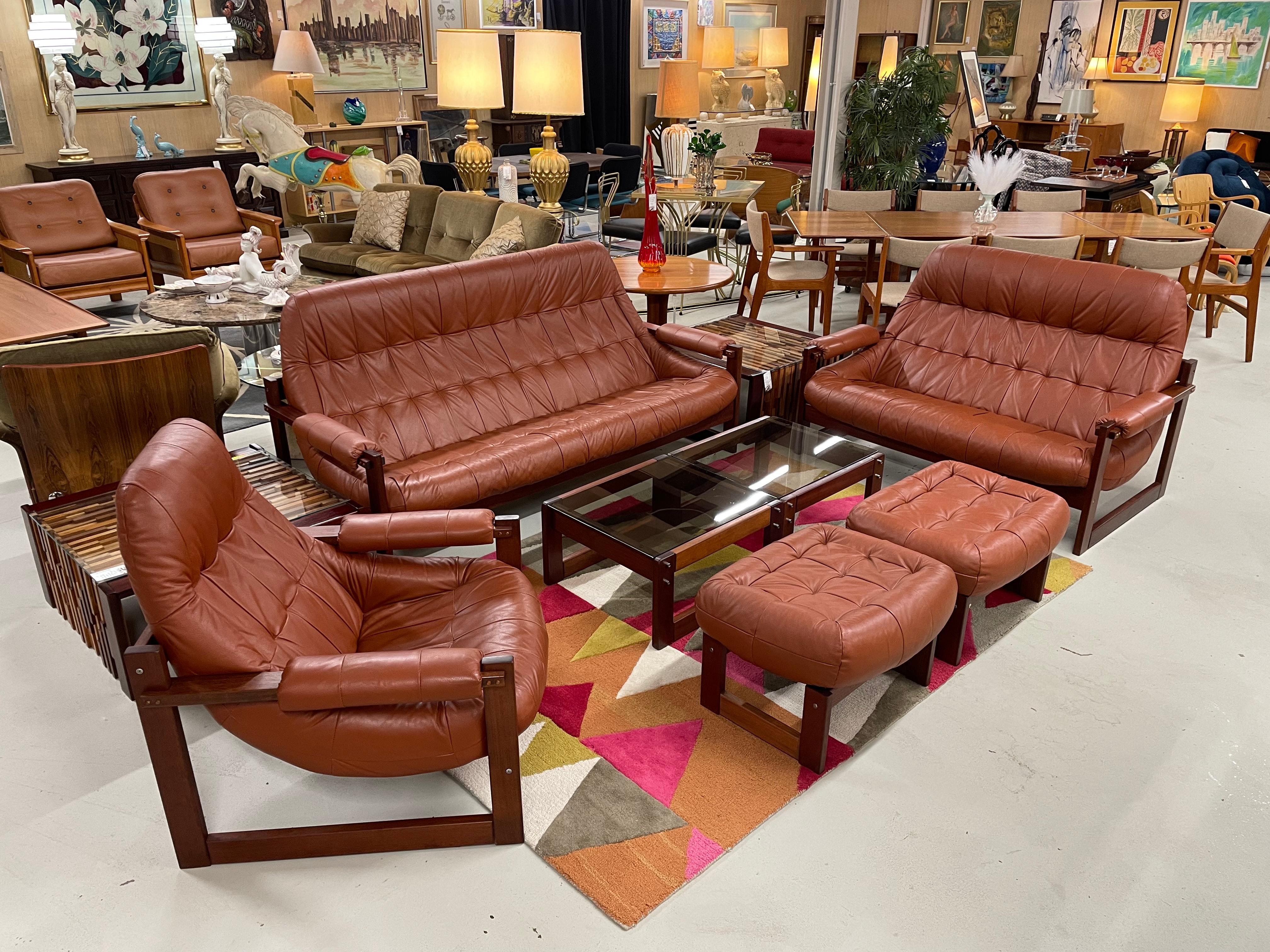 Percival Lafer Couchtisch mit geräucherter Glasplatte aus Palisanderholz (Brasilianisch) im Angebot
