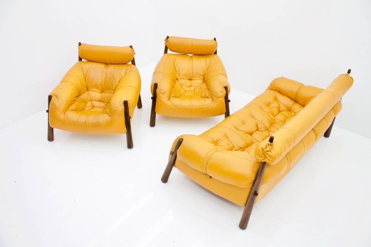 Seating group by Percival Lafer model MP-81, Brazil, 1972.
Very comfortable sofa and two lounge chairs in a very good condition.
The upholstery and the leather is in excellent condition.
The color is between ochre yellow and cognac