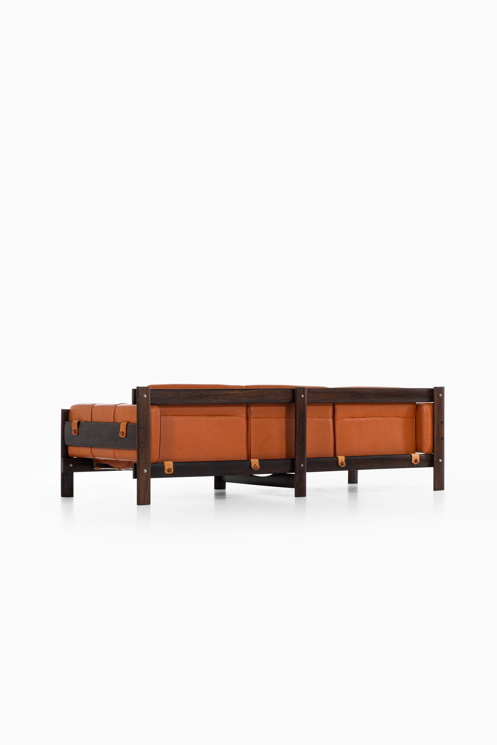 Percival Lafer Sofa in Rosewood and Leather by Lafer MP in Brazil In Good Condition In Limhamn, Skåne län