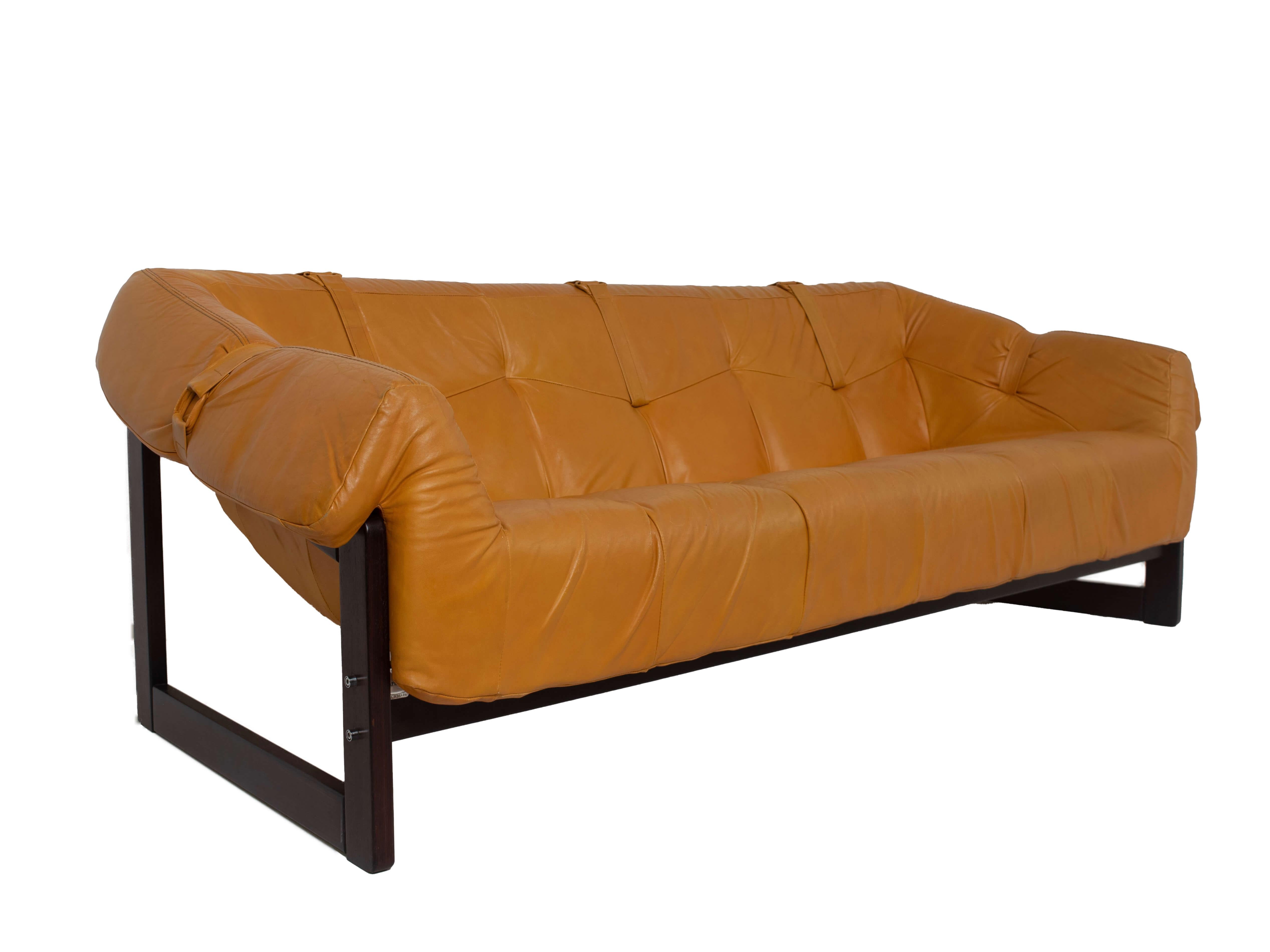 Percival Lafer three-seater sofa MP-091 in leather and hardwood, Brazil 1960s. The custard yellow leather and the shape of the frame, makes this sofa stand out and an eye-catcher for your interior.

This sofa is comfortable and in good condition