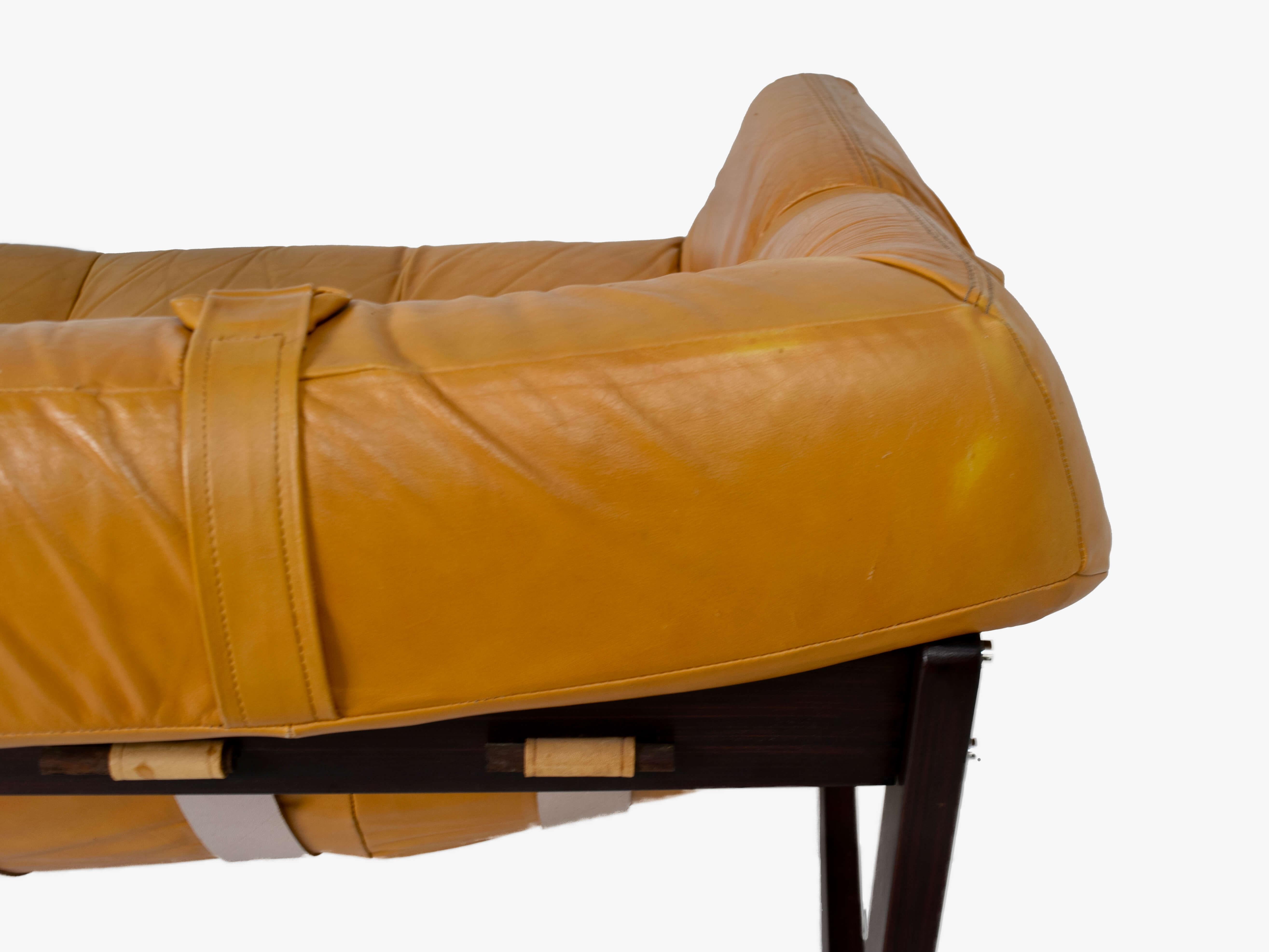 Percival Lafer Sofa MP-091 in Leather and Hardwood, Brazil, 1960s In Good Condition In Hellouw, NL
