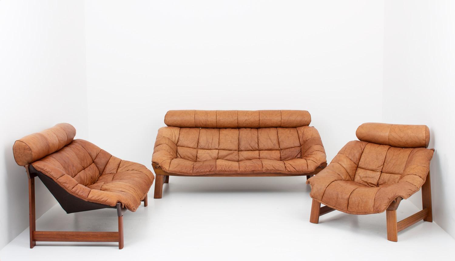 Sofas and lounge chair in rosewood and leather in the style of Percival Lafer, 1970s.
This group consists of one 3-seat, one 2-seat and one lounge chair. This high-quality group features a frame of walnut with angled legs. The cushions are supported