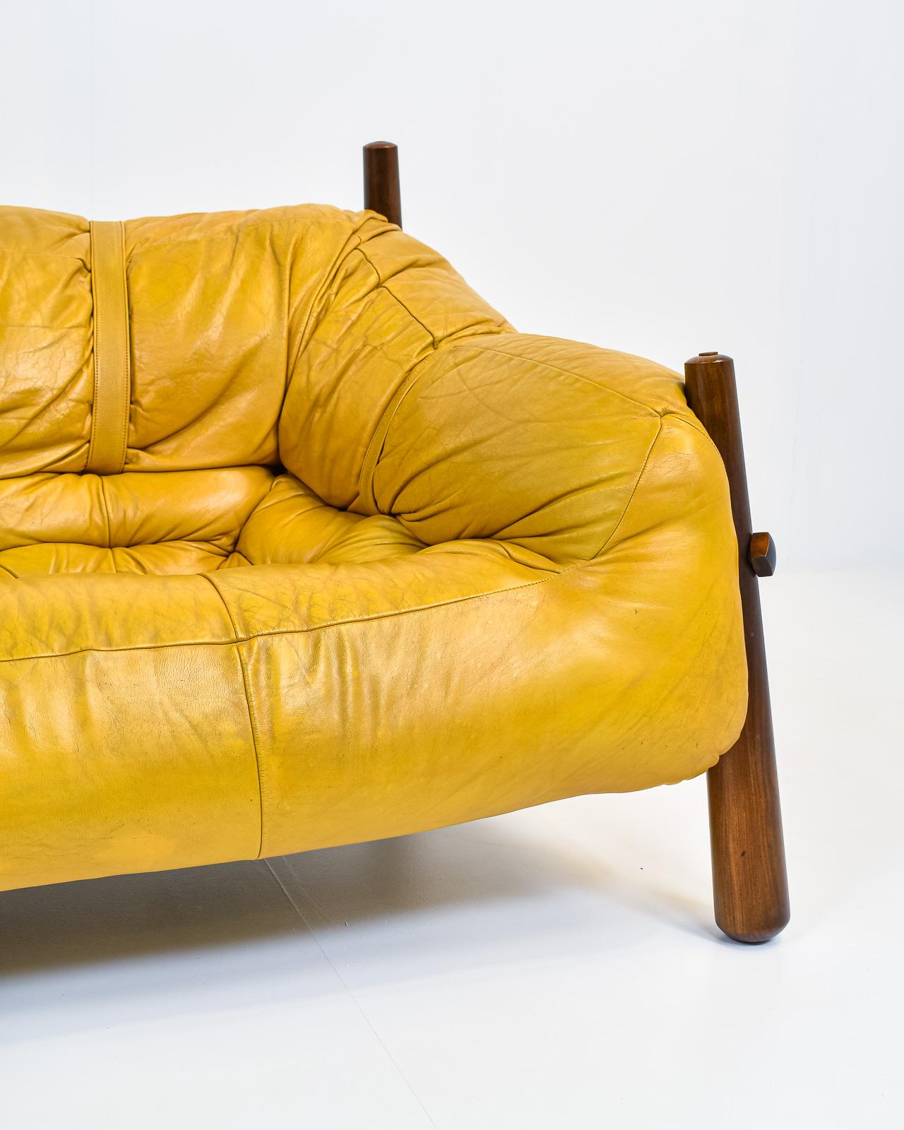Mustard Yellow Leather Three-Seater Sofa by Percival Lafer, model 'MP-81' In Good Condition In Antwerp, BE