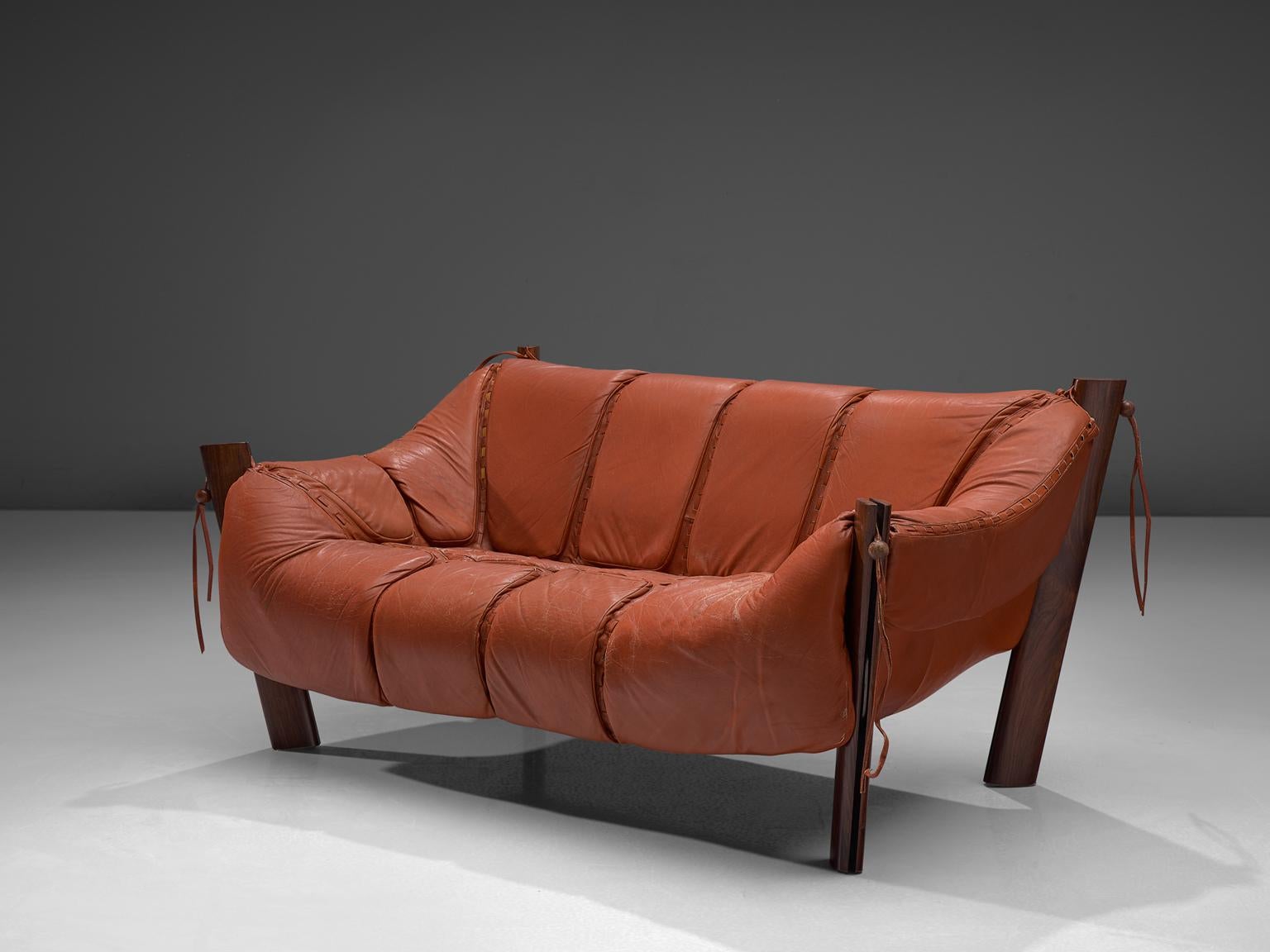 Percival Lafer Two-Seat Sofa in Rosewood and Red Leather im Zustand „Gut“ in Waalwijk, NL