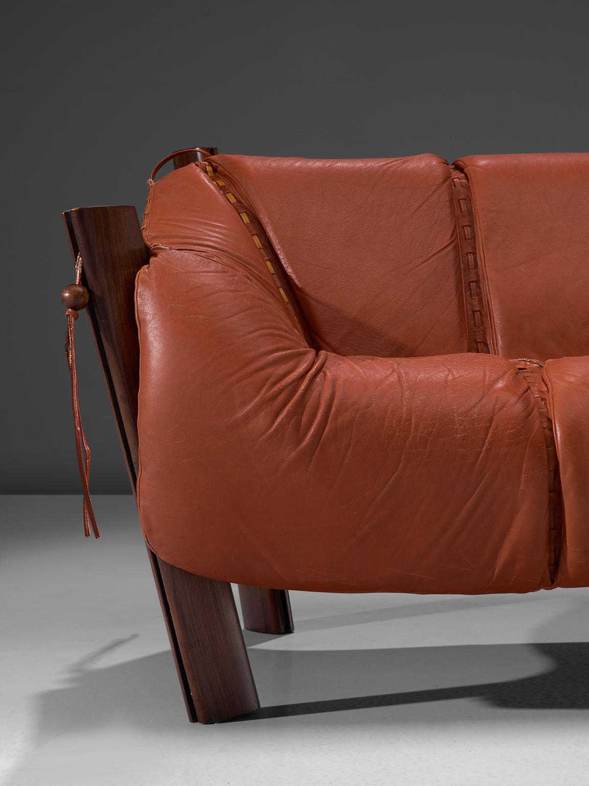 Percival Lafer Two-Seat Sofa in Rosewood and Red Leather (Ende des 20. Jahrhunderts)